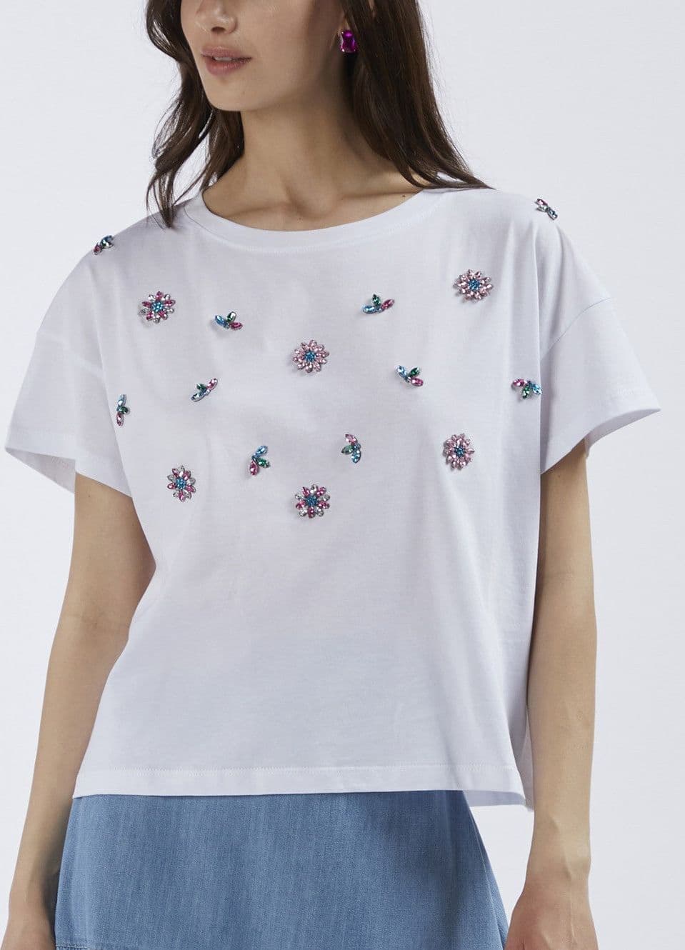TSHIRT CON APPLICAZIONE DI STRAS SUL DAVANTI in T-shirt 3A Moda Mare Sport - Bellaria Igea Marina, commercioVirtuoso.it