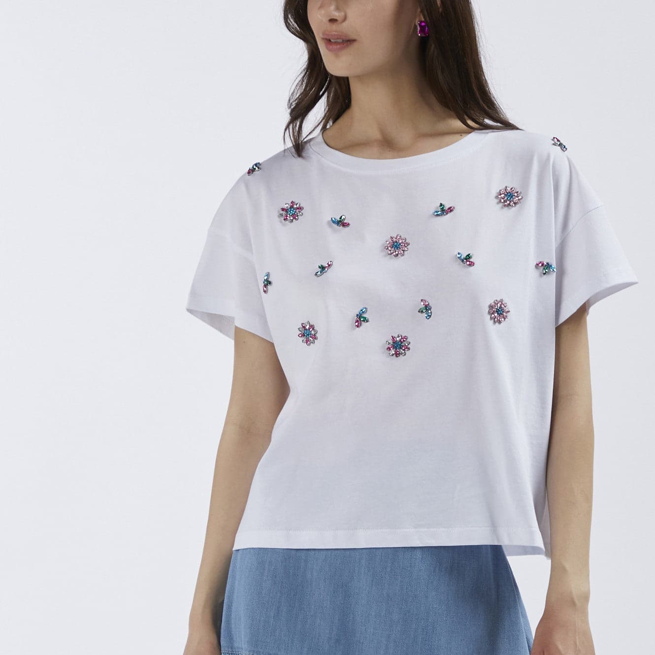 TSHIRT CON APPLICAZIONE DI STRAS SUL DAVANTI in T-shirt 3A Moda Mare Sport - Bellaria Igea Marina, commercioVirtuoso.it