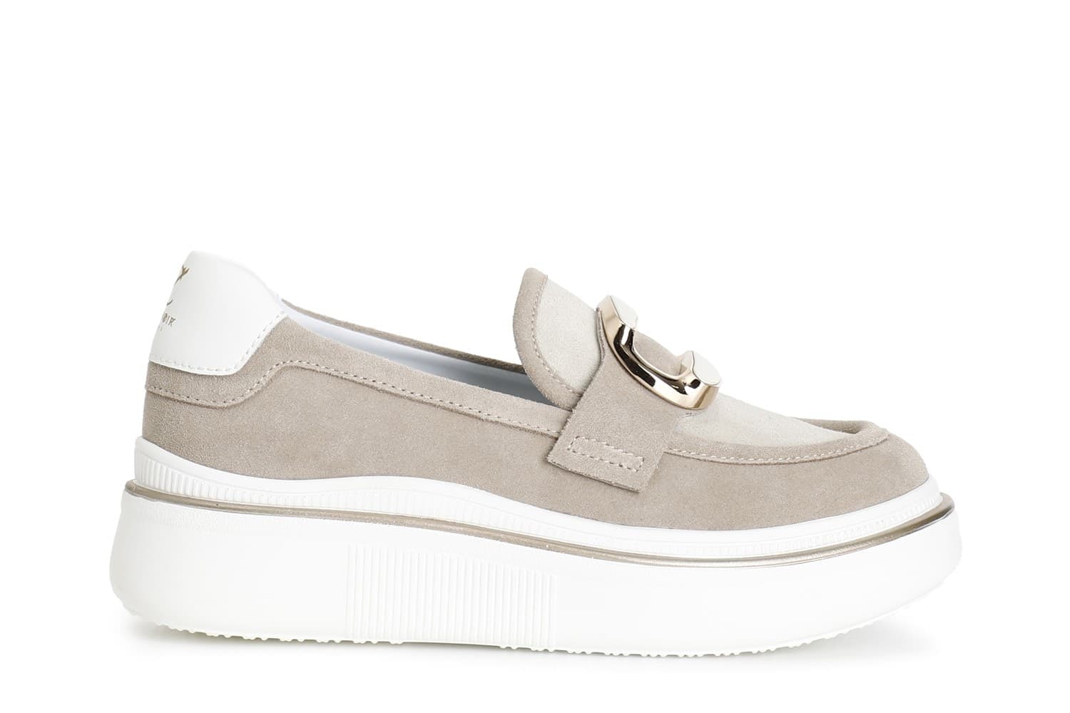 MOCASSINO IN PELLE SCAMOSCIATA ACCESSORIO SMALTATO in Loafer e mocassini 3A Moda Mare Sport - Bellaria Igea Marina, commercioVirtuoso.it