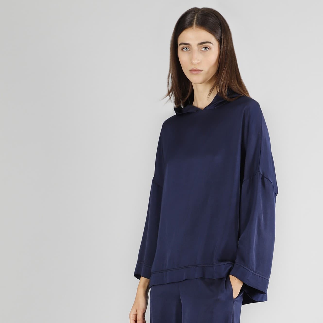 BLUSA CON CAPUCCIO IN SATIN in T-Shirt 3A Moda Mare Sport - Bellaria Igea Marina, commercioVirtuoso.it