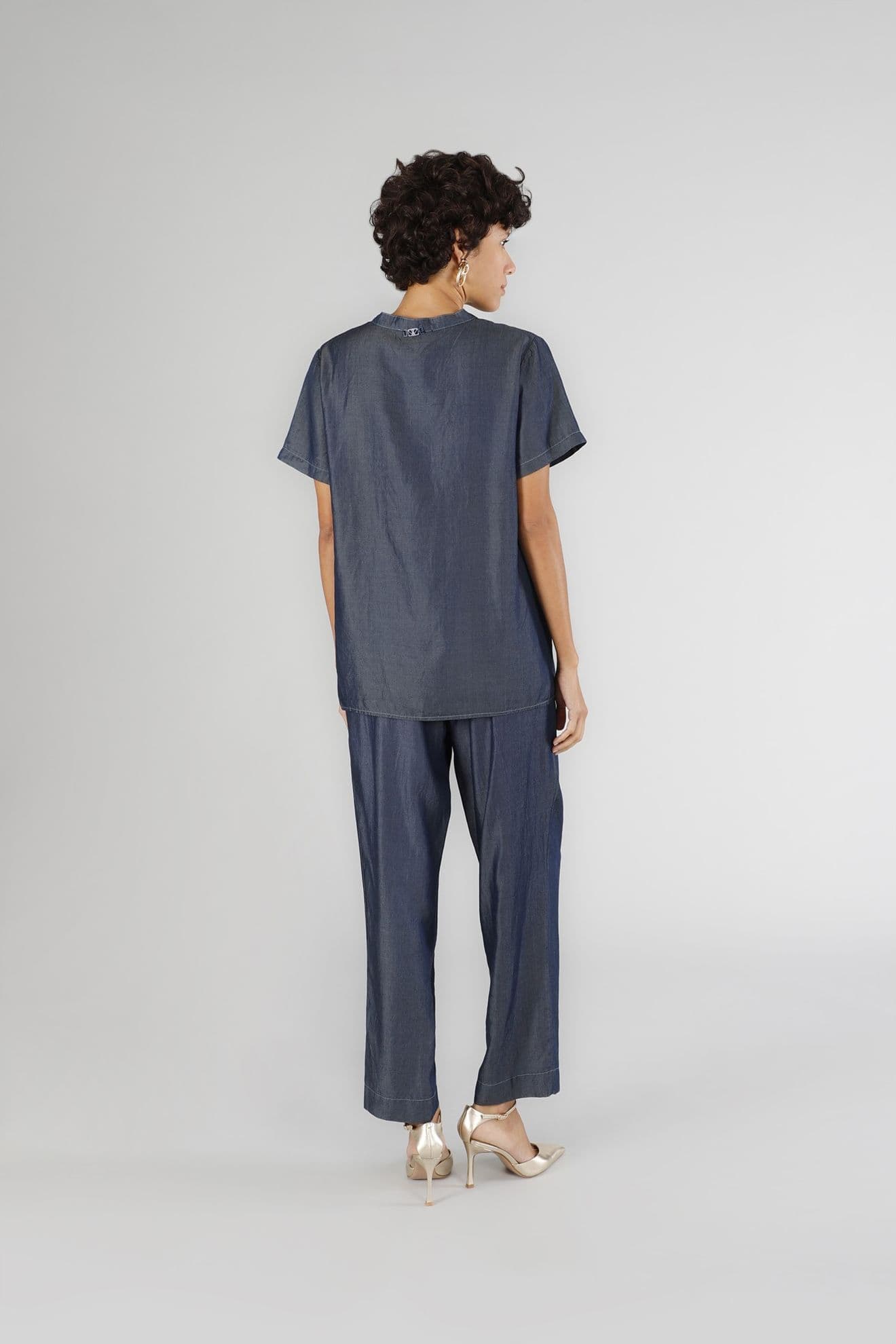 BLUSA IN TENCEL DENIM CON SCOLLATURA A V in Bluse e camicie 3A Moda Mare Sport - Bellaria Igea Marina, commercioVirtuoso.it