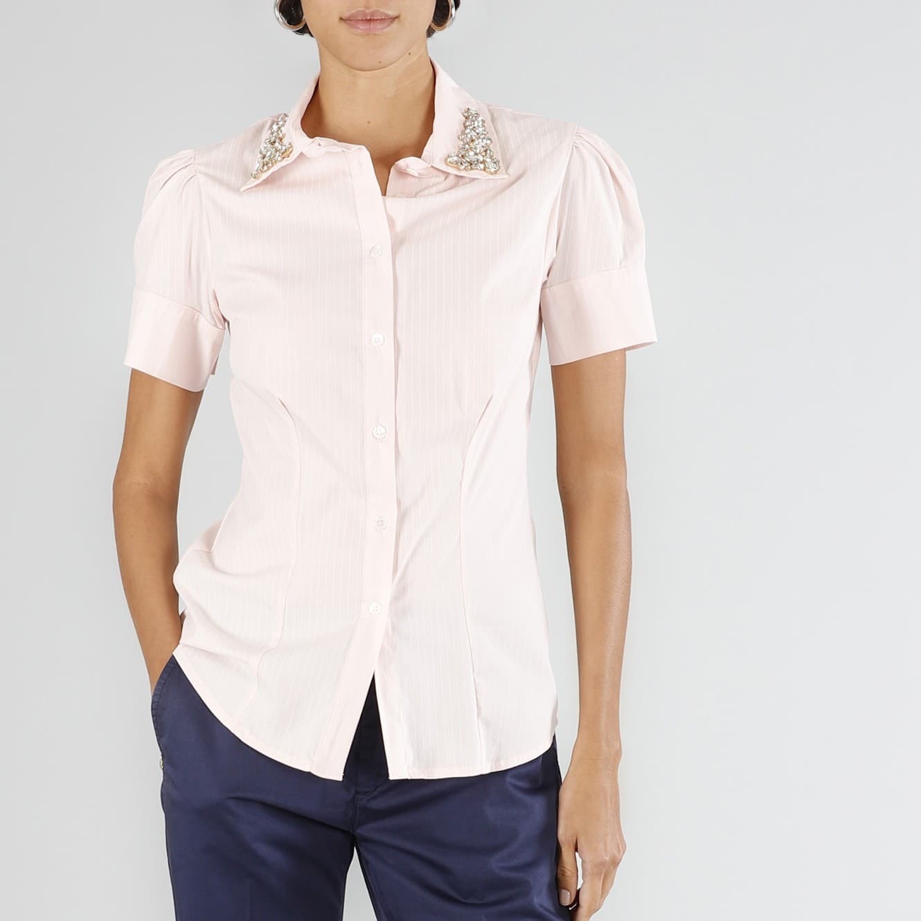 CAMICIA RIGATA CON APPLICAZIONE GIOIELLO in Maglie termiche 3A Moda Mare Sport - Bellaria Igea Marina, commercioVirtuoso.it
