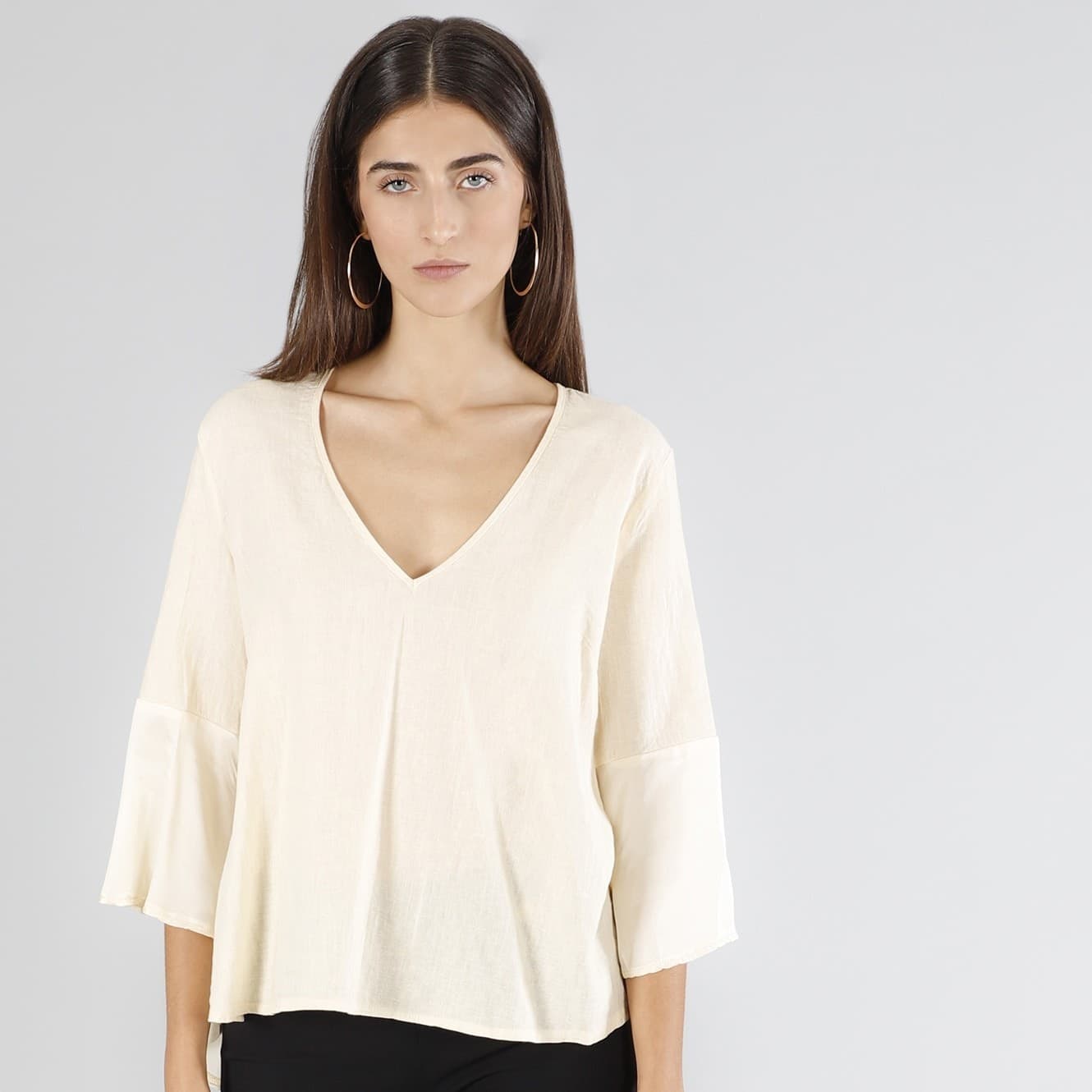 BLUSA BIMATERIALE CON SCOLLO A V in Bluse e camicie 3A Moda Mare Sport - Bellaria Igea Marina, commercioVirtuoso.it