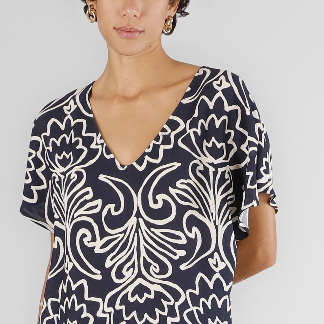 BLUSA SCOLLO A V IN MAROCAINE STAMPATO in Bluse e camicie 3A Moda Mare Sport - Bellaria Igea Marina, commercioVirtuoso.it