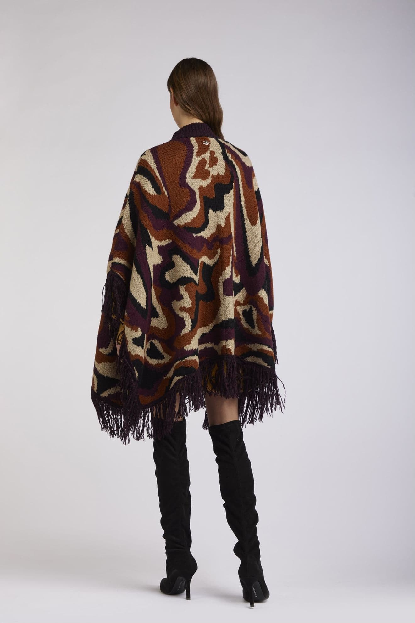 MANTELLA CON FRANGE in Poncho e mantelle fatti a maglia 3A Moda Mare Sport - Bellaria Igea Marina, commercioVirtuoso.it