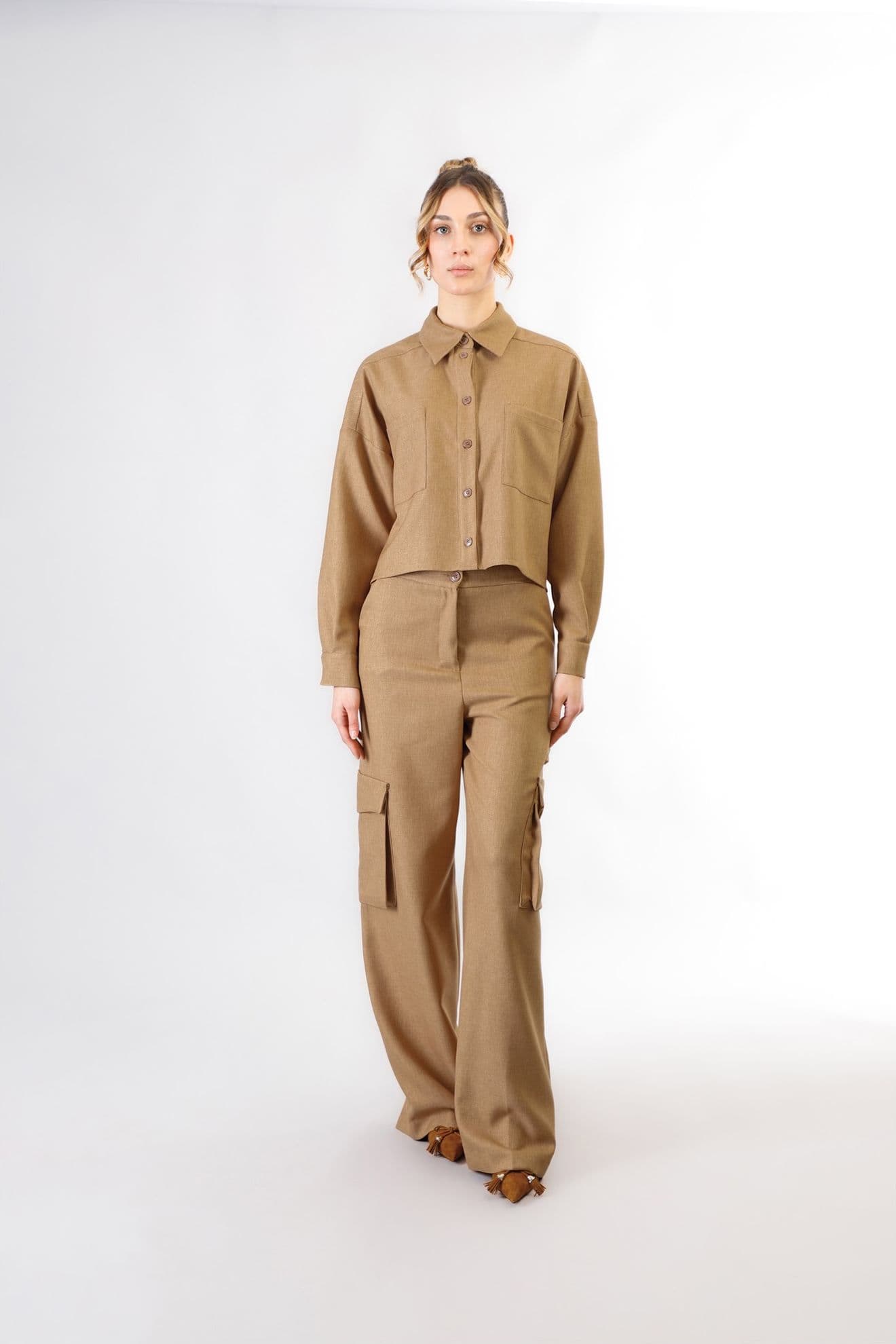 CAMICIA A SCATOLINA CON TASCHE A TOPPA