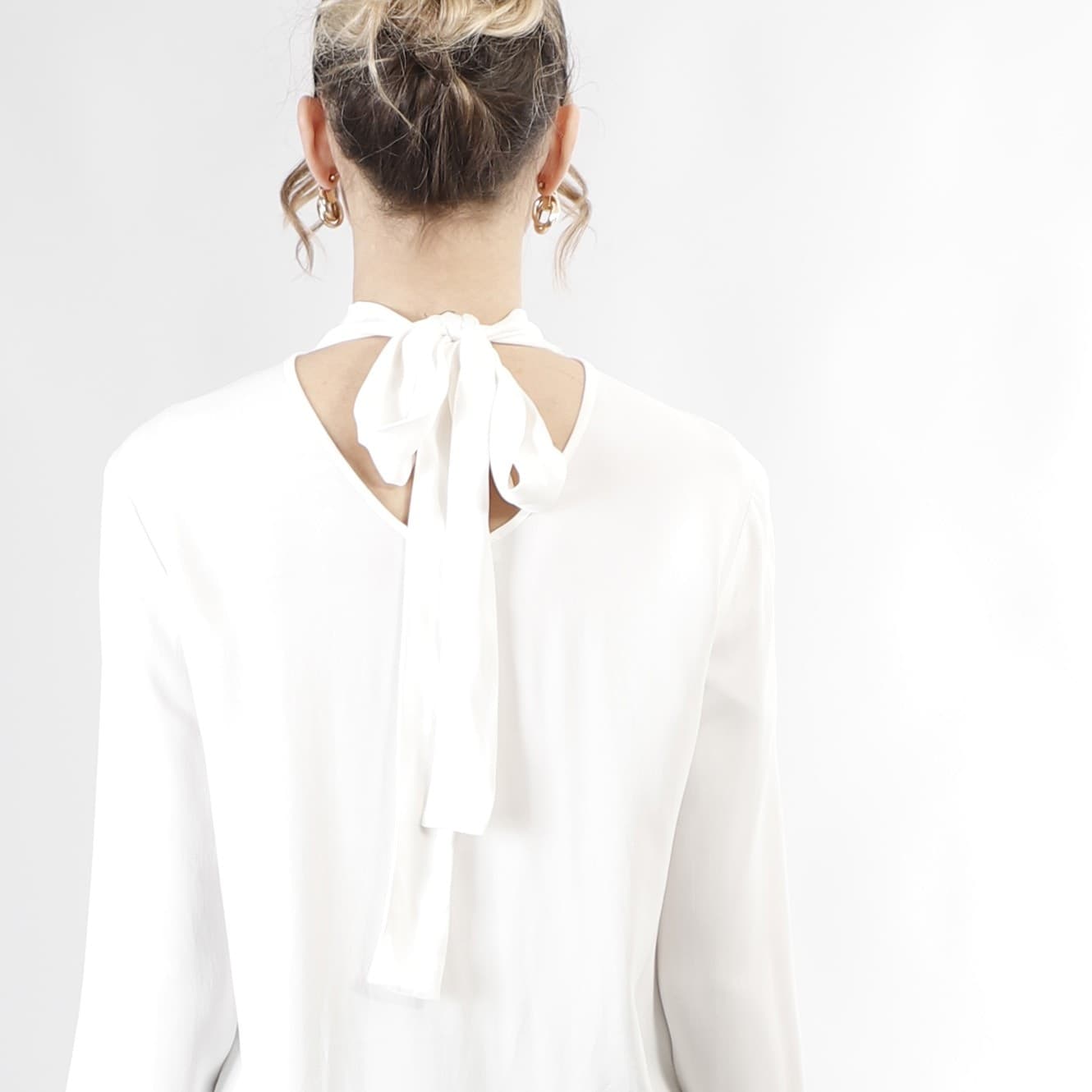 CAMICIA CON PIEGHE DAVANTI E FUSCIACCA AL COLLO in Bluse e camicie 3A Moda Mare Sport - Bellaria Igea Marina, commercioVirtuoso.it