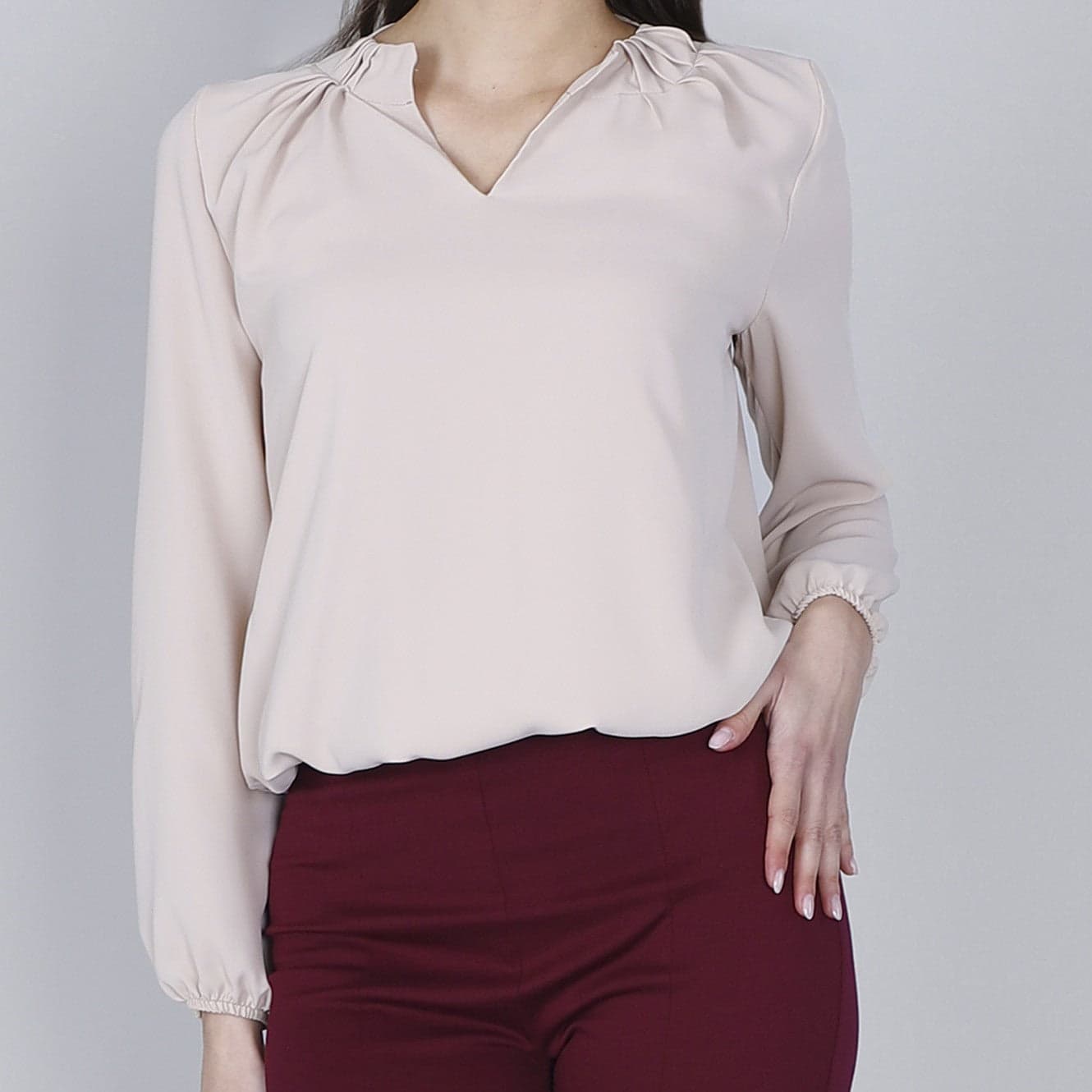 BLUSA CON MOTIVO DI PIEGHE ALLO SCOLLO in Bluse e camicie 3A Moda Mare Sport - Bellaria Igea Marina, commercioVirtuoso.it
