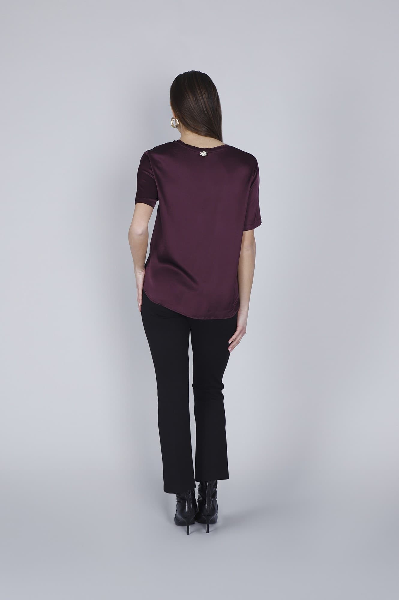 BLUSA MANICHE CORTE IN SATIN in Bluse e camicie 3A Moda Mare Sport - Bellaria Igea Marina, commercioVirtuoso.it