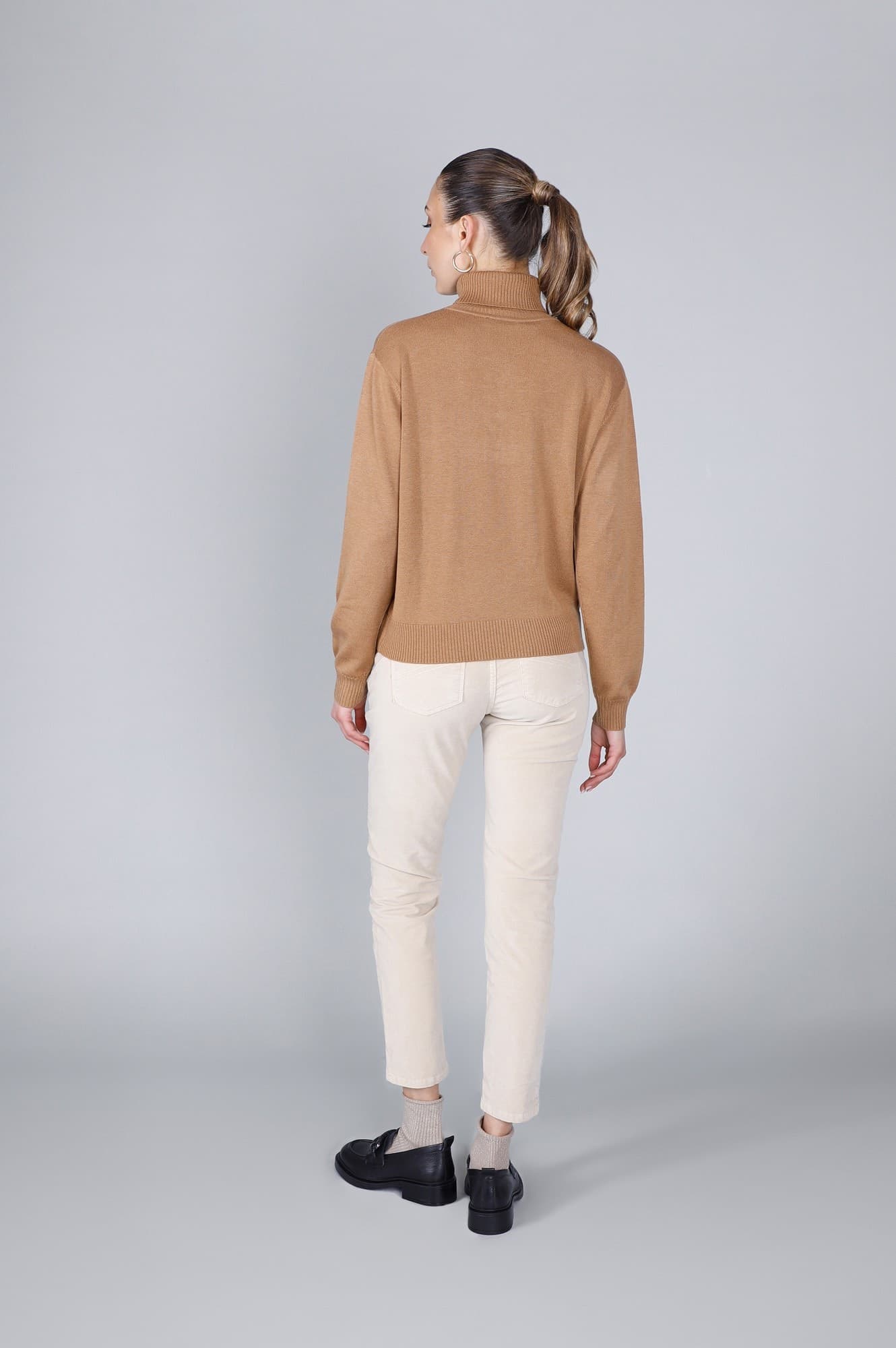 MAGLIA COLLO ALTO CON SCRITTA RICAMATA in T-shirt 3A Moda Mare Sport - Bellaria Igea Marina, commercioVirtuoso.it