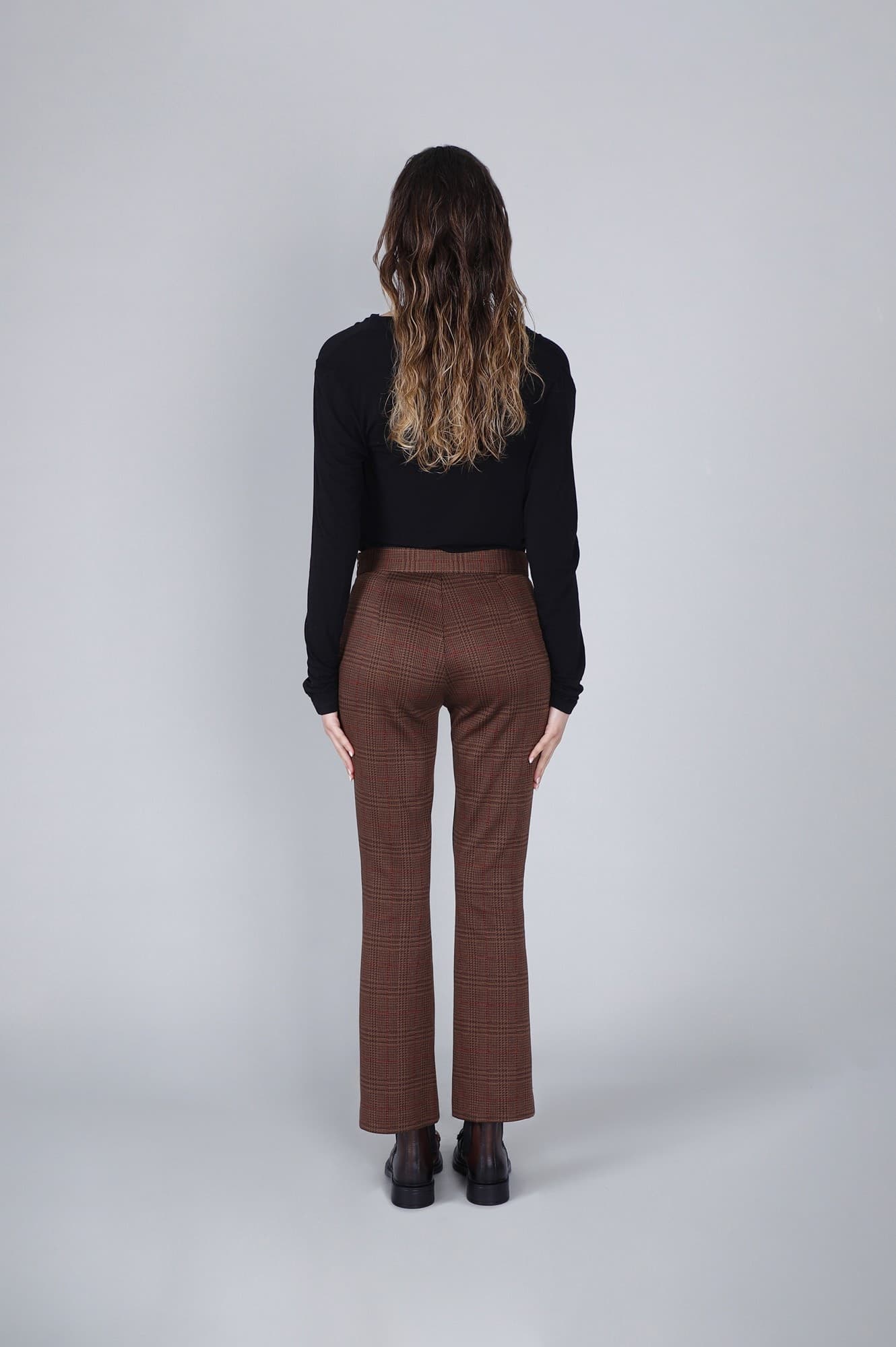 PANTALONE A ZAMPA CROPPED TESSUTO JACQUARD in Pantaloni 3A Moda Mare Sport - Bellaria Igea Marina, commercioVirtuoso.it