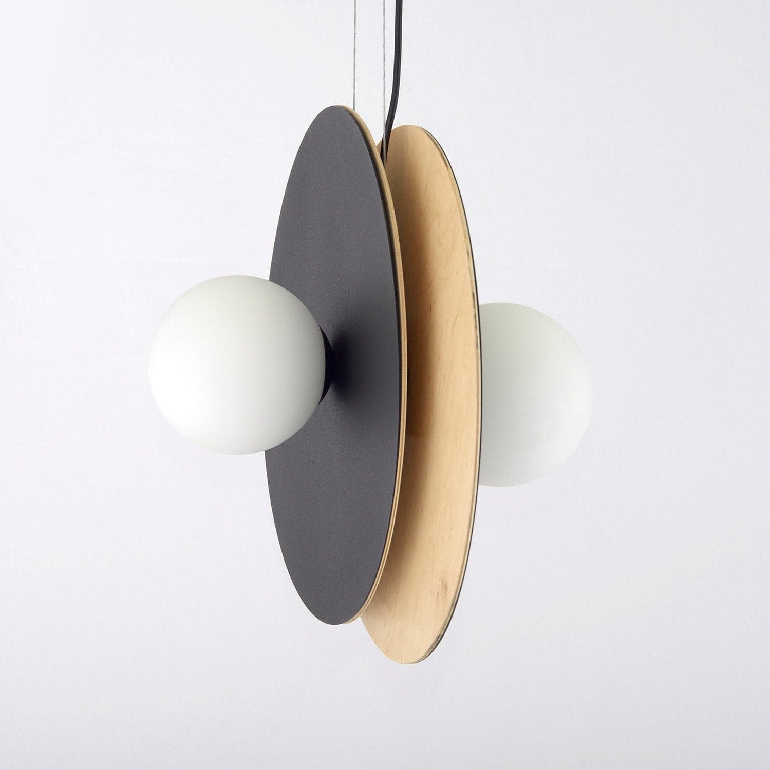 Sospensione Minimal Nordica Soho 4 Luci In Acciaio Nero E Legno Vetro Bianco in Lampade a sospensione LuceArt - Montecorvino Pugliano, commercioVirtuoso.it