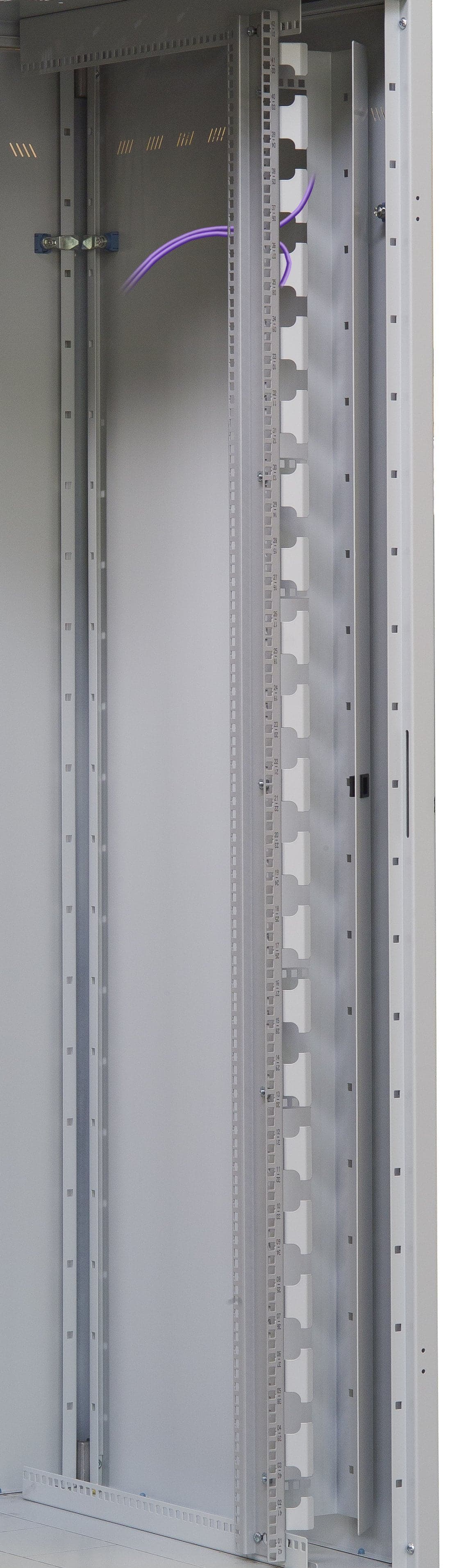 Coppia Canala Gestione Cavi Verticale 42U con Sportello Chiusura a Scatto Nero in Protezioni per cavi a pavimento Scontolo.net - Potenza, commercioVirtuoso.it