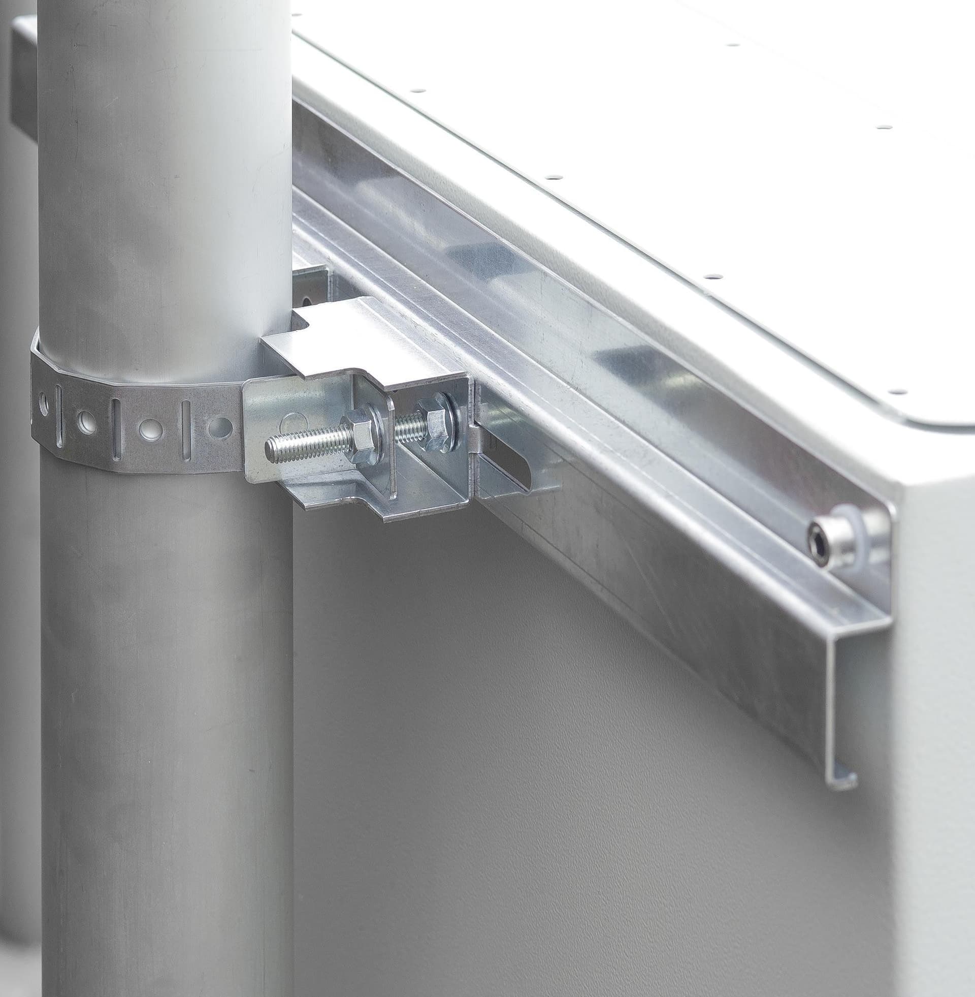 Sistema di fissaggio a palo per rack IP65 in Custodie di sorveglianza e staffe di montaggio Scontolo.net - Potenza, commercioVirtuoso.it