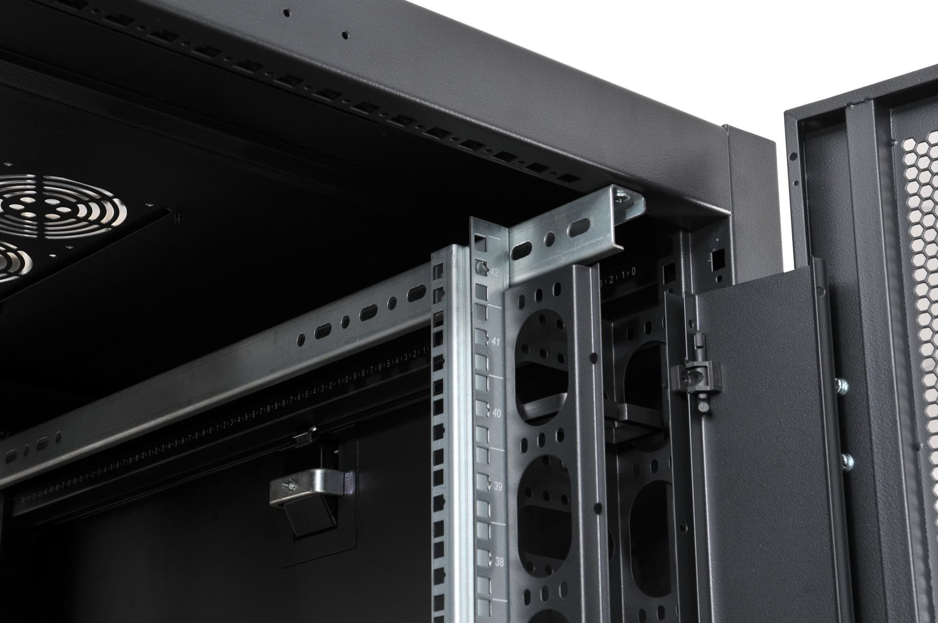 Armadio NetRack 19'' 600x1000 24 Unit&agrave Ventilato Nero da Assemblare in  Scontolo.net - Potenza, commercioVirtuoso.it