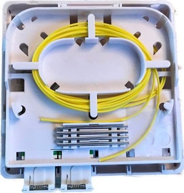 Scatola FTTH Indoor IP20 4 x SC o LC Duplex 80x80 con Passacavo Versione a Crimpare