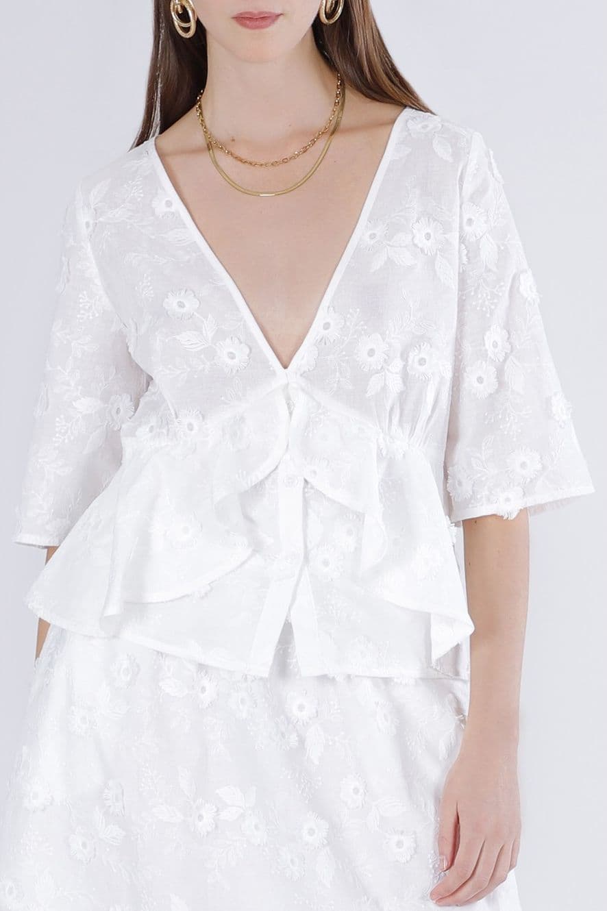 BLUSA CON MACICHE CORTE E BALZA IN MUSSOLA DI COTONE RICAMATA in Bluse e camicie 3A Moda Mare Sport - Bellaria Igea Marina, commercioVirtuoso.it