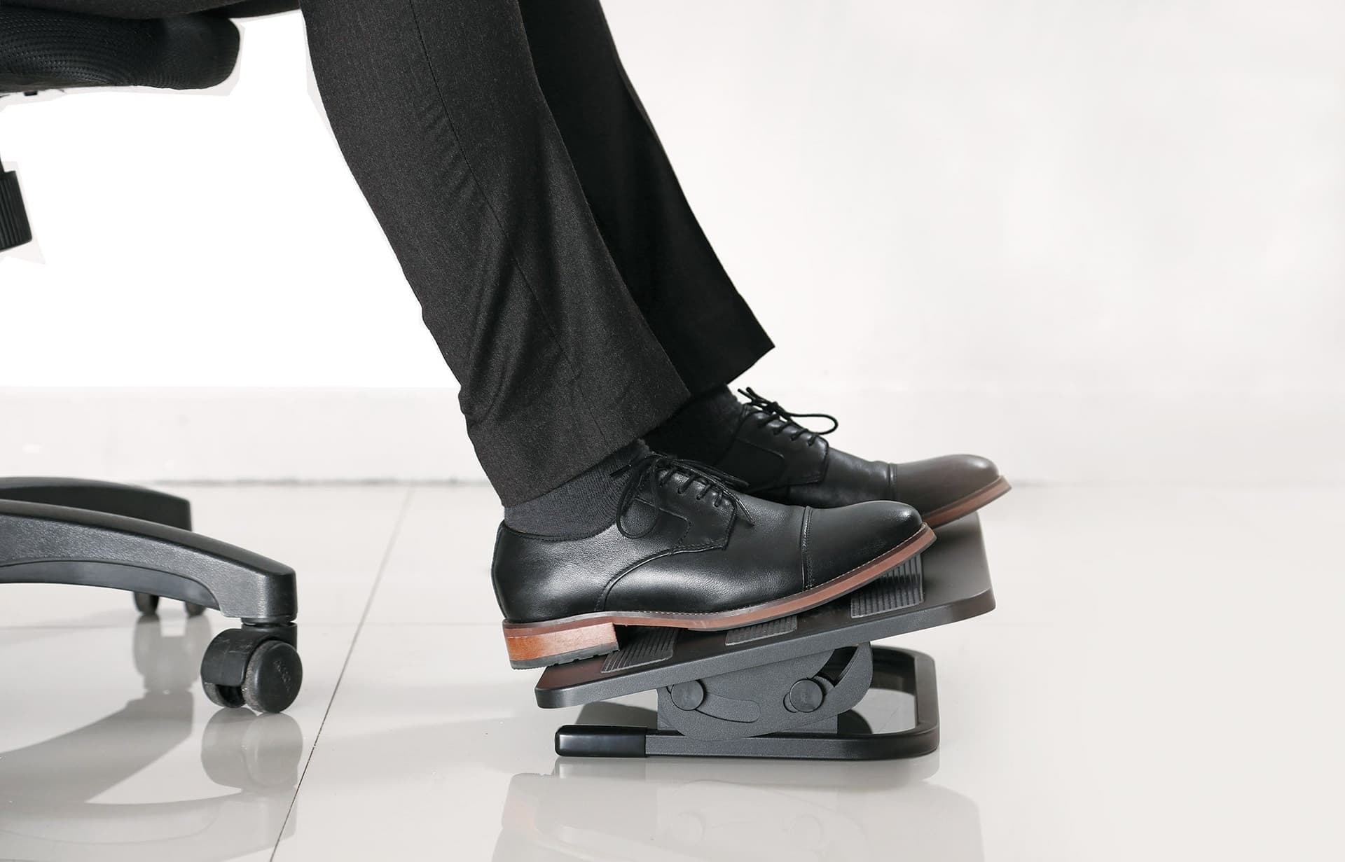 Poggiapiedi Regolabile ed Ergonomico per lo Smart Working in Poggiapiedi Scontolo.net - Potenza, commercioVirtuoso.it