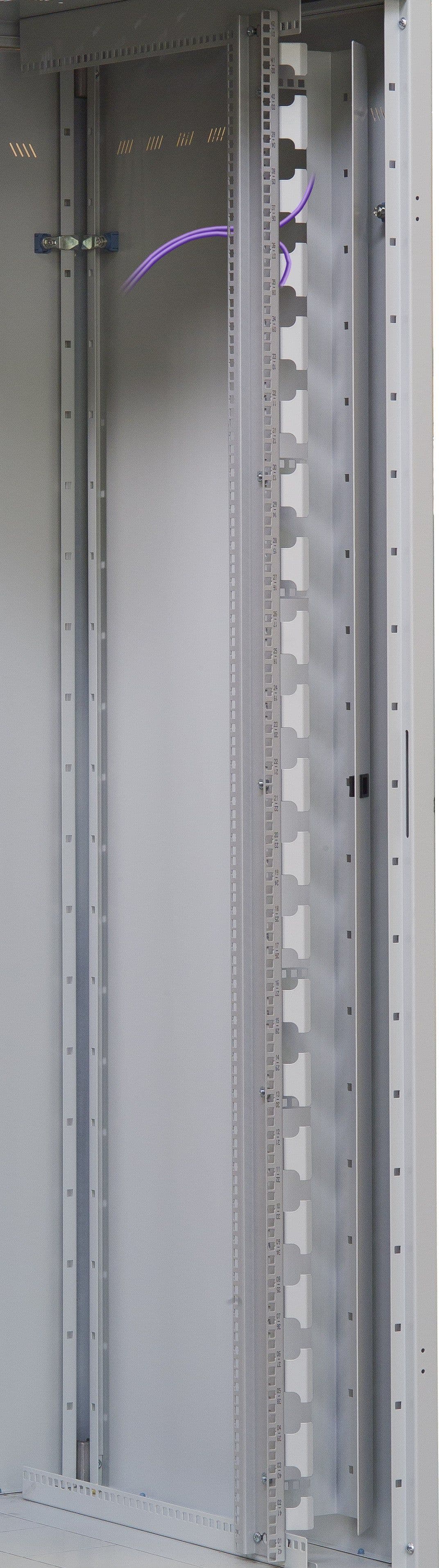 Coppia Canala Gestione Cavi Verticale 42U con Sportello Chiusura a Scatto Nero in Protezioni per cavi a pavimento Scontolo.net - Potenza, commercioVirtuoso.it