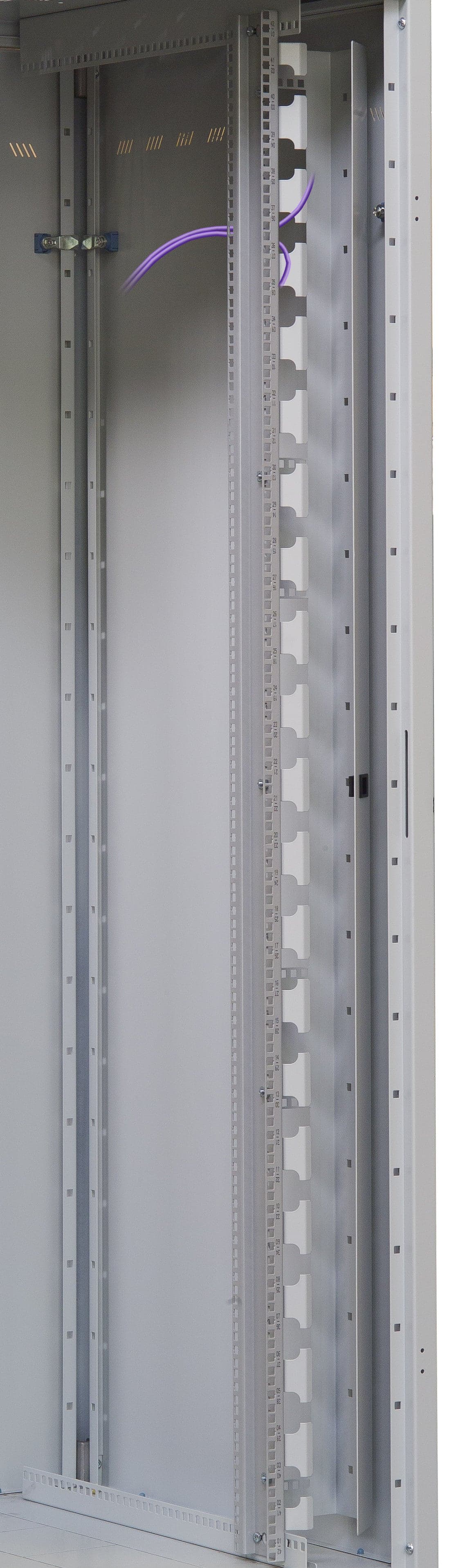 Coppia Canala Gestione Cavi Verticale 42U con Sportello Chiusura a Scatto Nero in Protezioni per cavi a pavimento Scontolo.net - Potenza, commercioVirtuoso.it