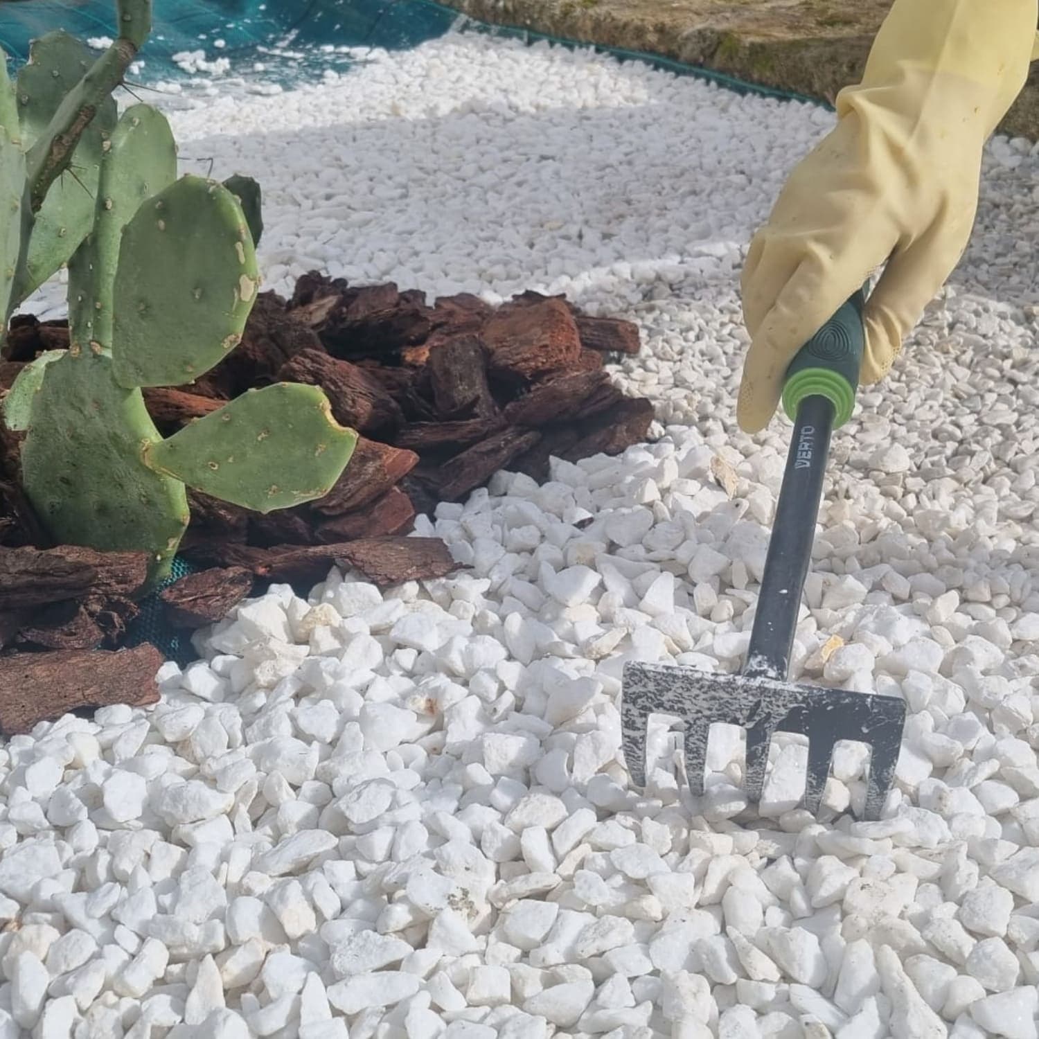 Stabilizzatore Ghiaia Giardino - Legante Per Sassi Bianchi Ciottoli Corteccia 5L in Pacciami Masterbrico - Longobardi, commercioVirtuoso.it