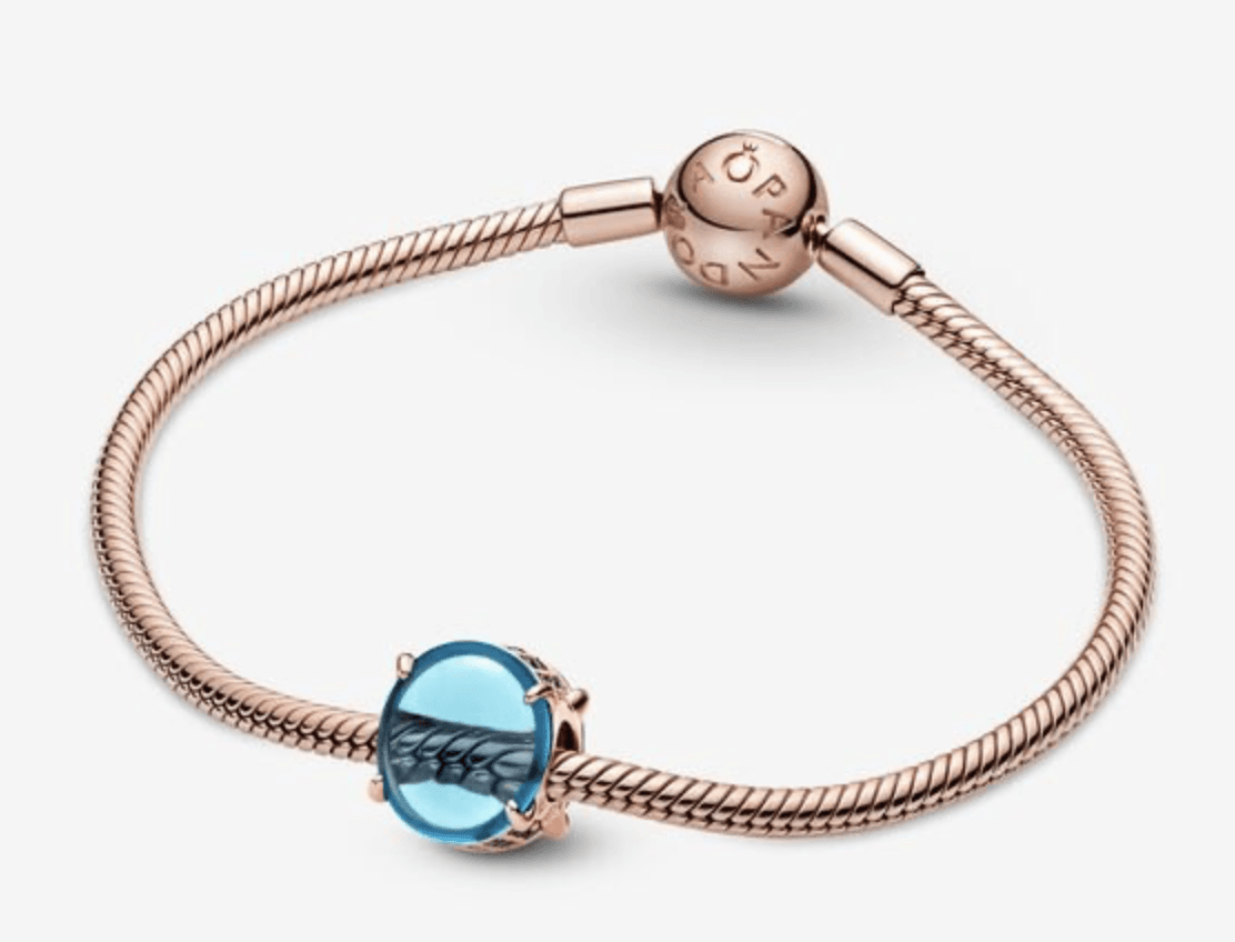 Pandora-Charm con pietra cabochon ovale blu