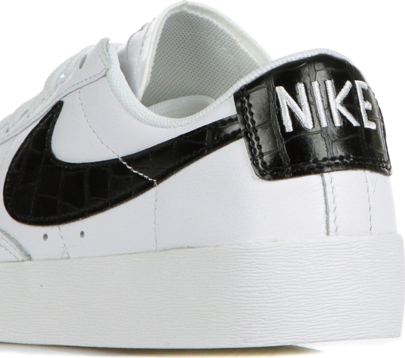 Nike Scarpa Bassa Donna W Blazer Low White/black da donna in Sneaker casual Drestige - Casamassima, commercioVirtuoso.it