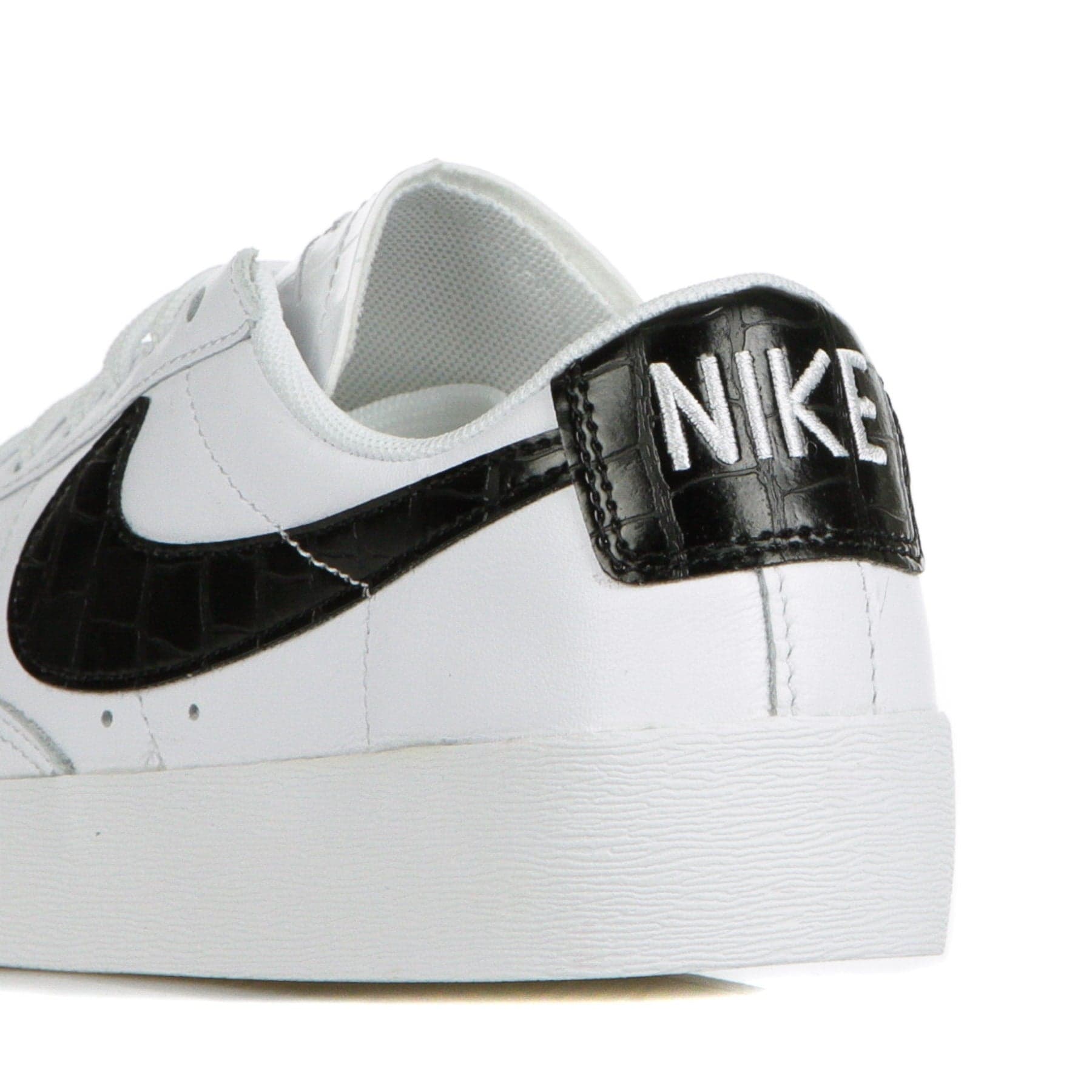 Nike Scarpa Bassa Donna W Blazer Low White/black da donna in Sneaker casual Drestige - Casamassima, commercioVirtuoso.it