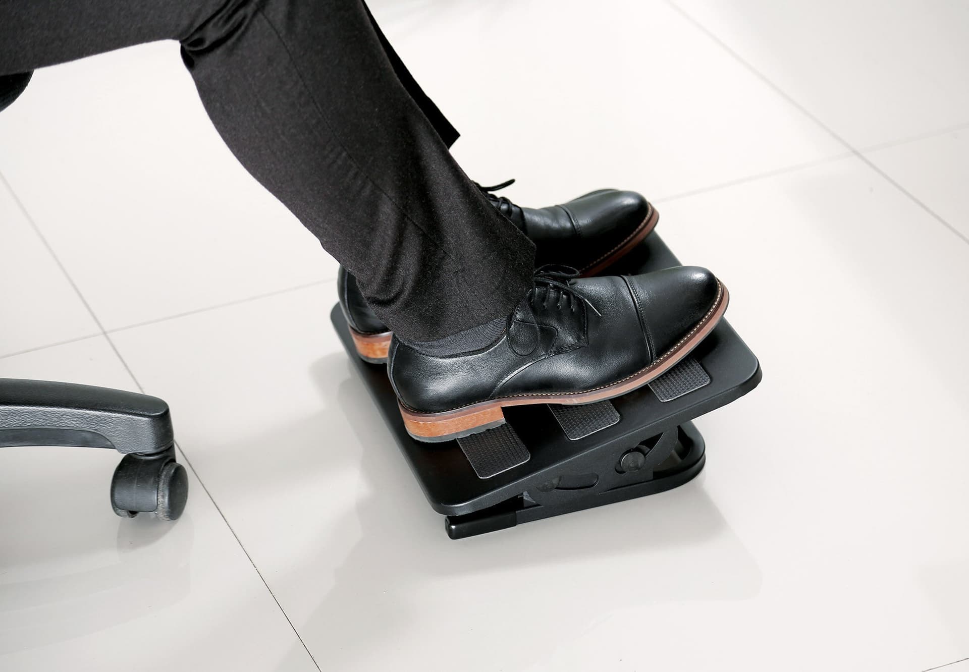 Poggiapiedi Regolabile ed Ergonomico per lo Smart Working in Poggiapiedi Scontolo.net - Potenza, commercioVirtuoso.it