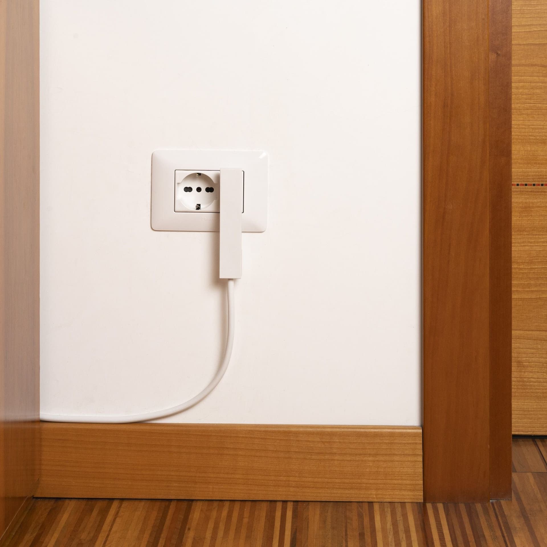 Spina Italiana 10A 2P+T Salvaspazio Super Sottile Smontabile Angolata Bianco in Spine elettriche di corrente alterna Scontolo.net - Potenza, commercioVirtuoso.it