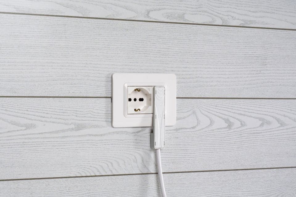 Spina Italiana Ultrapiatta 2P+T 16A Bianco in Spine elettriche di corrente alterna Scontolo.net - Potenza, commercioVirtuoso.it