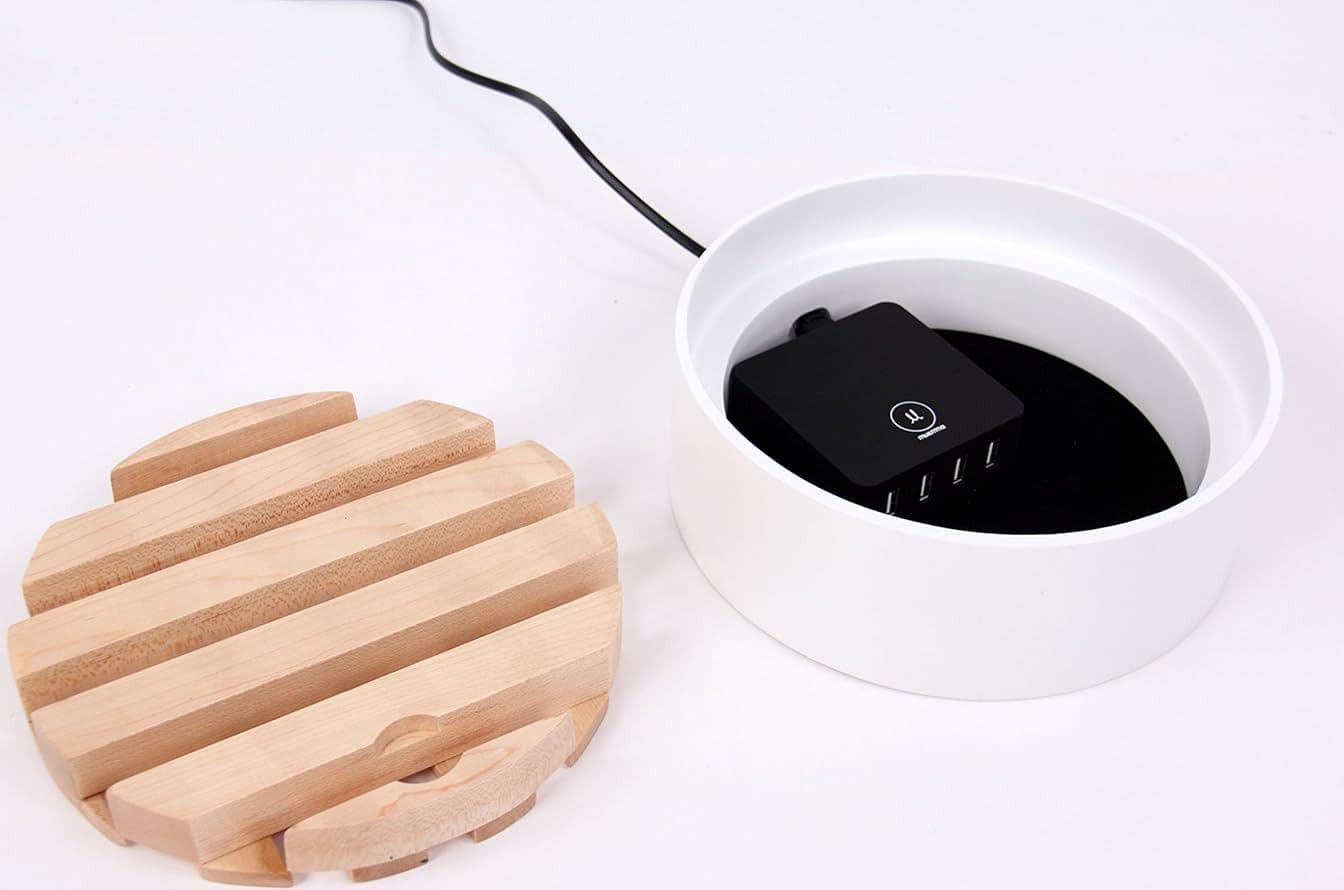 Trellis Charging Dock/4 prese USB Hub/bianco e legno naturale in Caricabatterie da muro Scontolo.net - Potenza, commercioVirtuoso.it