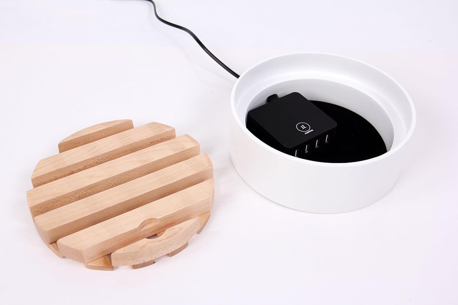 Trellis Charging Dock/4 prese USB Hub/bianco e legno naturale in Caricabatterie da muro Scontolo.net - Potenza, commercioVirtuoso.it