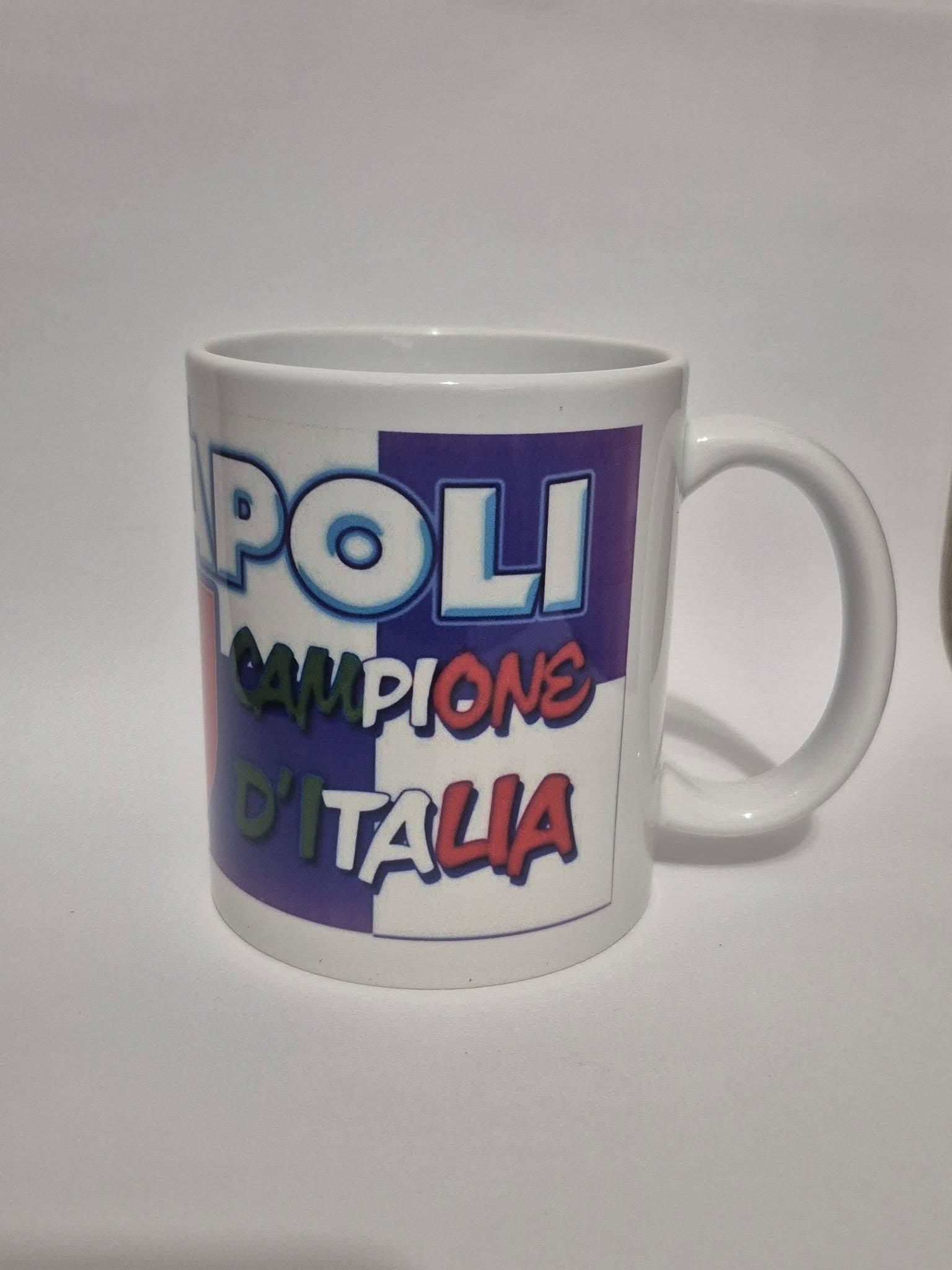 TAZZA NAPOLI 4 SCUDETTO PERSONALIZZATA LA MANO DE DIOS MARADONA FORZA NAPOLI CAMPIONI DI ITALIA in Tazze e tazzine da caffè Fatma - Giugliano in Campania, commercioVirtuoso.it
