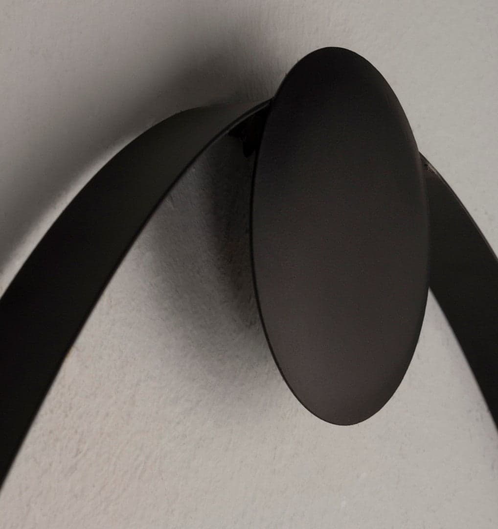 Specchio tondo "Kieran" da parete in acciaio verniciato nero per ambienti moderni in Specchi da parete Decor Space - Altamura, commercioVirtuoso.it