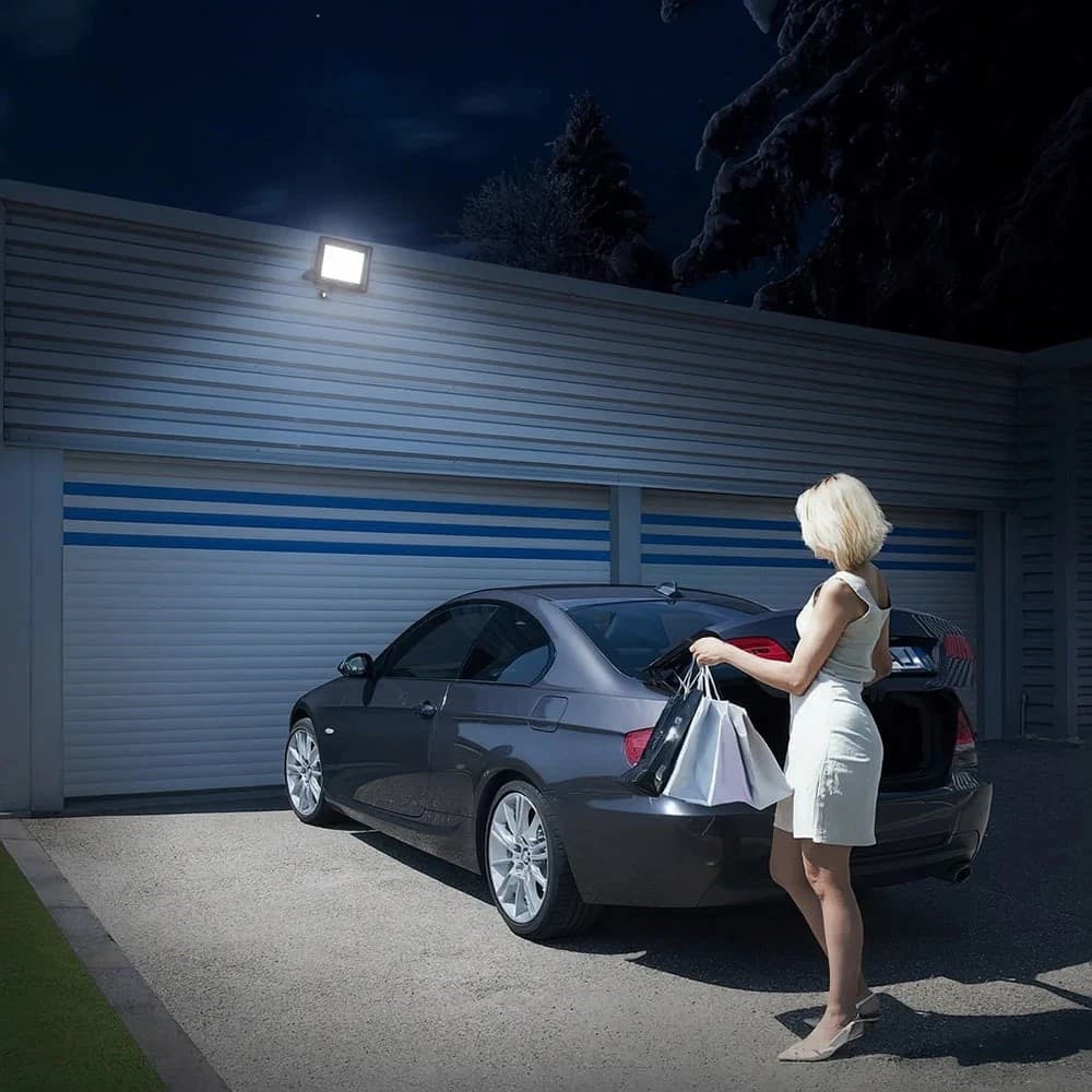 FARO LED 200W CON SENSORE DI MOVIMENTO PIR FARETTO SLIM LUCE FREDDA 6500K IP66 100LM/W in Proiettori Zencoccostore - Formia, commercioVirtuoso.it