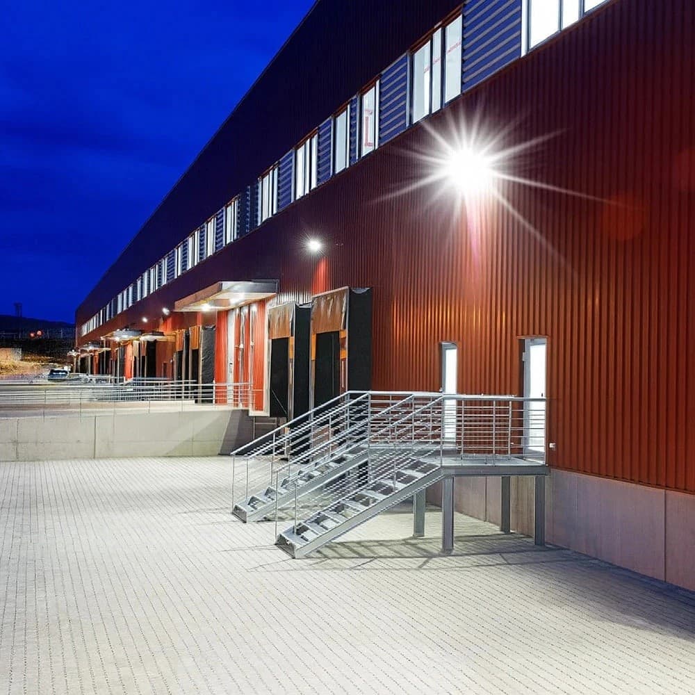 FARO LED 200W CON SENSORE DI MOVIMENTO PIR FARETTO SLIM LUCE FREDDA 6500K IP66 100LM/W in Proiettori Zencoccostore - Formia, commercioVirtuoso.it