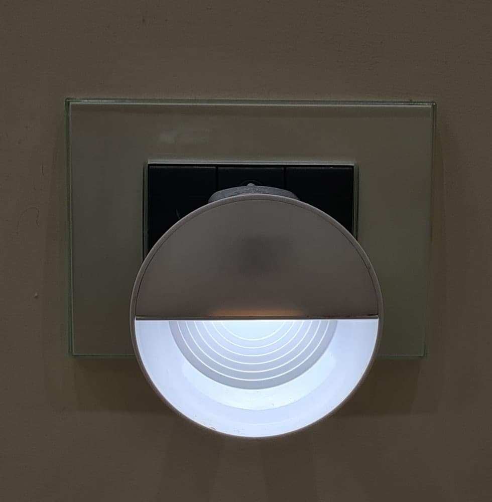 LAMPADA LED CON SPINA LUCE NOTTURNA SEGNAPASSO SENSORE MOVIMENTO 0.4W XGGYD-002 in Luci notturne Trade Shop italia - Napoli, commercioVirtuoso.it