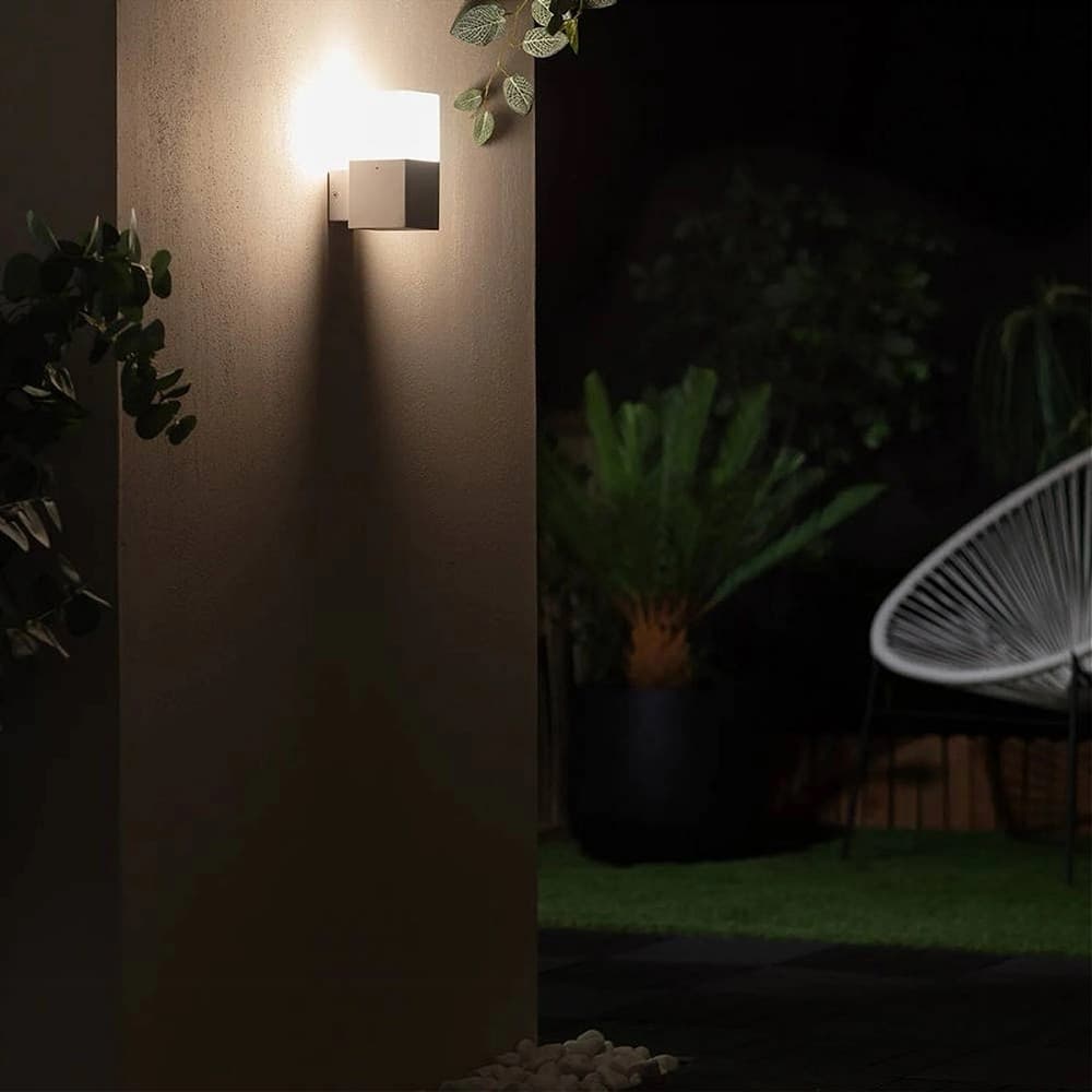 APPLIQUE A MURO PER ESTERNO LAMPADA DA PARETE IN ALLUMINIO ATTACCO E27 IP44 B160 in Lampade da parete Trade Shop italia - Napoli, commercioVirtuoso.it