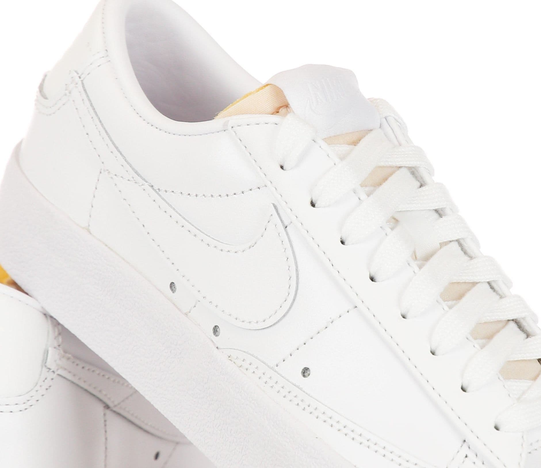 Nike Scarpa Bassa Donna W Blazer Low 77 White/white/white/white da donna in Sneaker casual Drestige - Casamassima, commercioVirtuoso.it