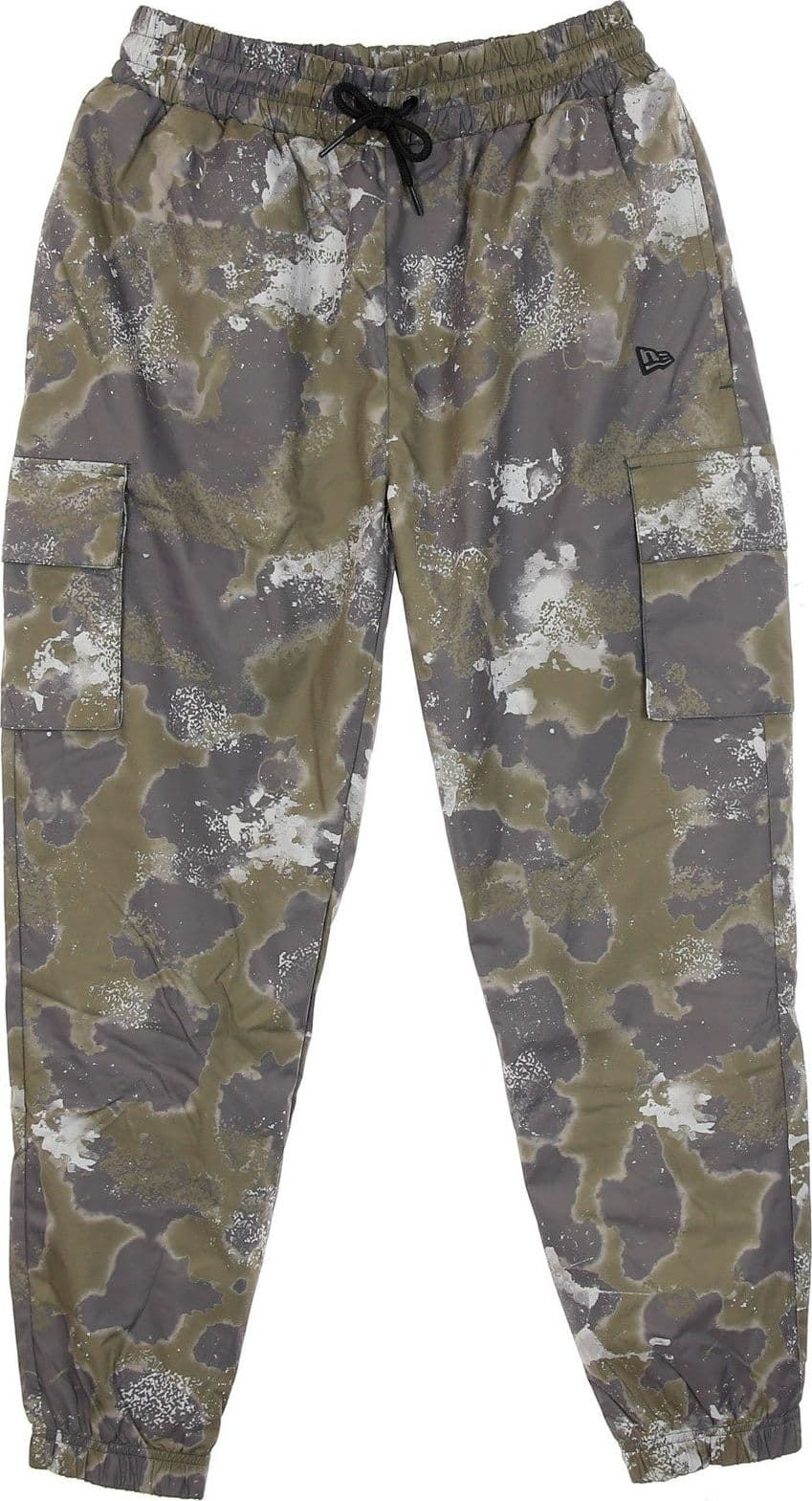 NEW ERA Pantalone Tuta Uomo Ne Outdoor Utility Aop Track Pant New Olive/laser Print da uomo in Pantaloni sportivi Drestige - Casamassima, commercioVirtuoso.it