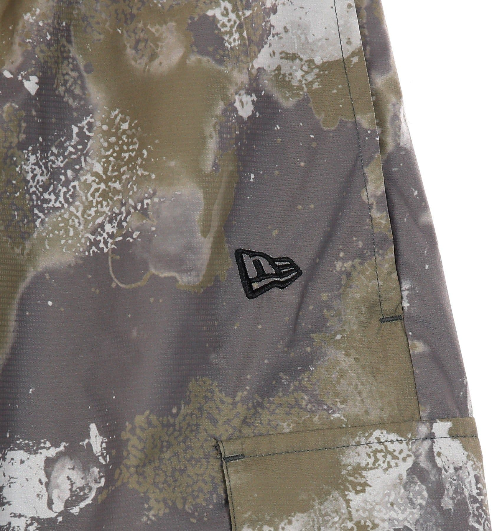 NEW ERA Pantalone Tuta Uomo Ne Outdoor Utility Aop Track Pant New Olive/laser Print da uomo in Pantaloni sportivi Drestige - Casamassima, commercioVirtuoso.it