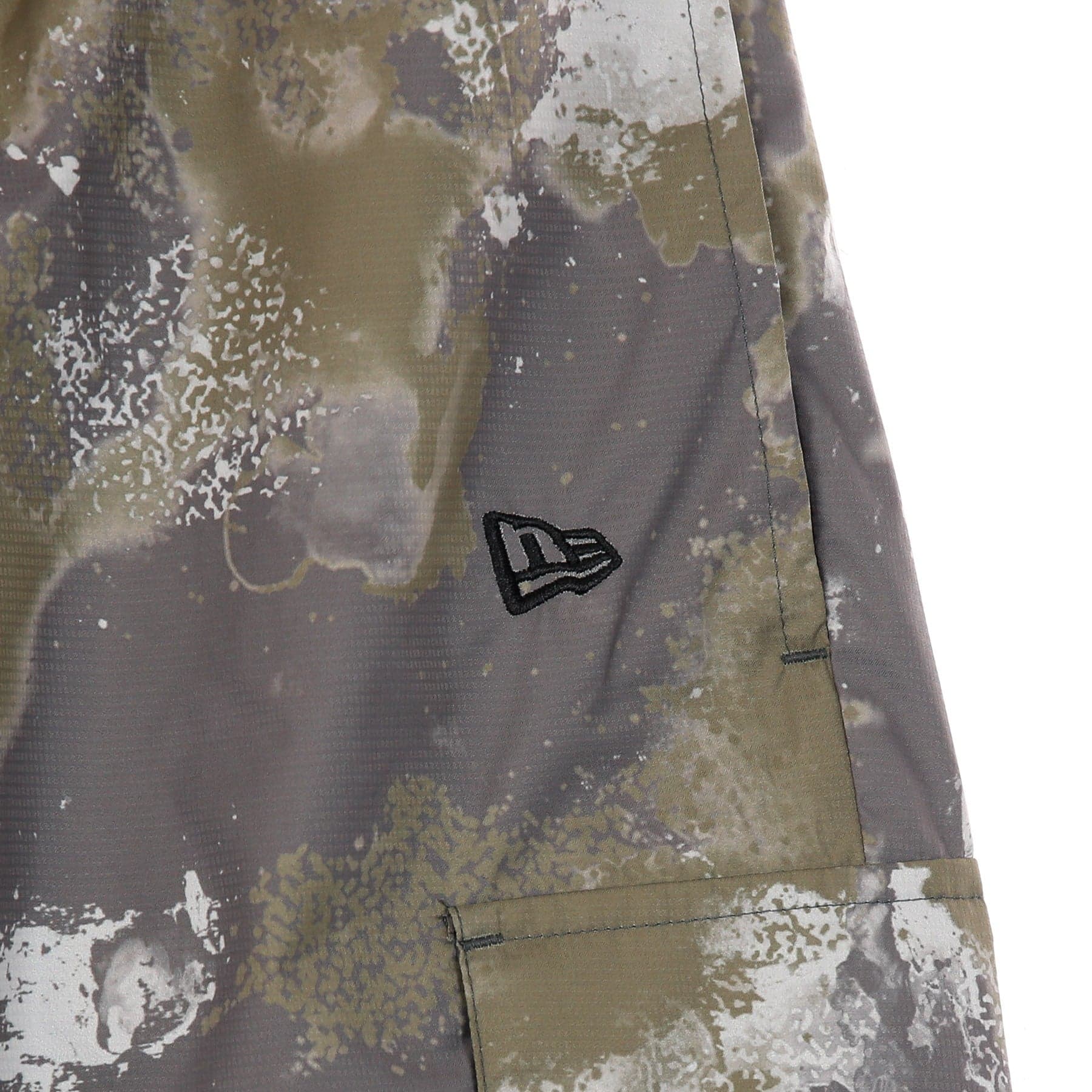 NEW ERA Pantalone Tuta Uomo Ne Outdoor Utility Aop Track Pant New Olive/laser Print da uomo in Pantaloni sportivi Drestige - Casamassima, commercioVirtuoso.it