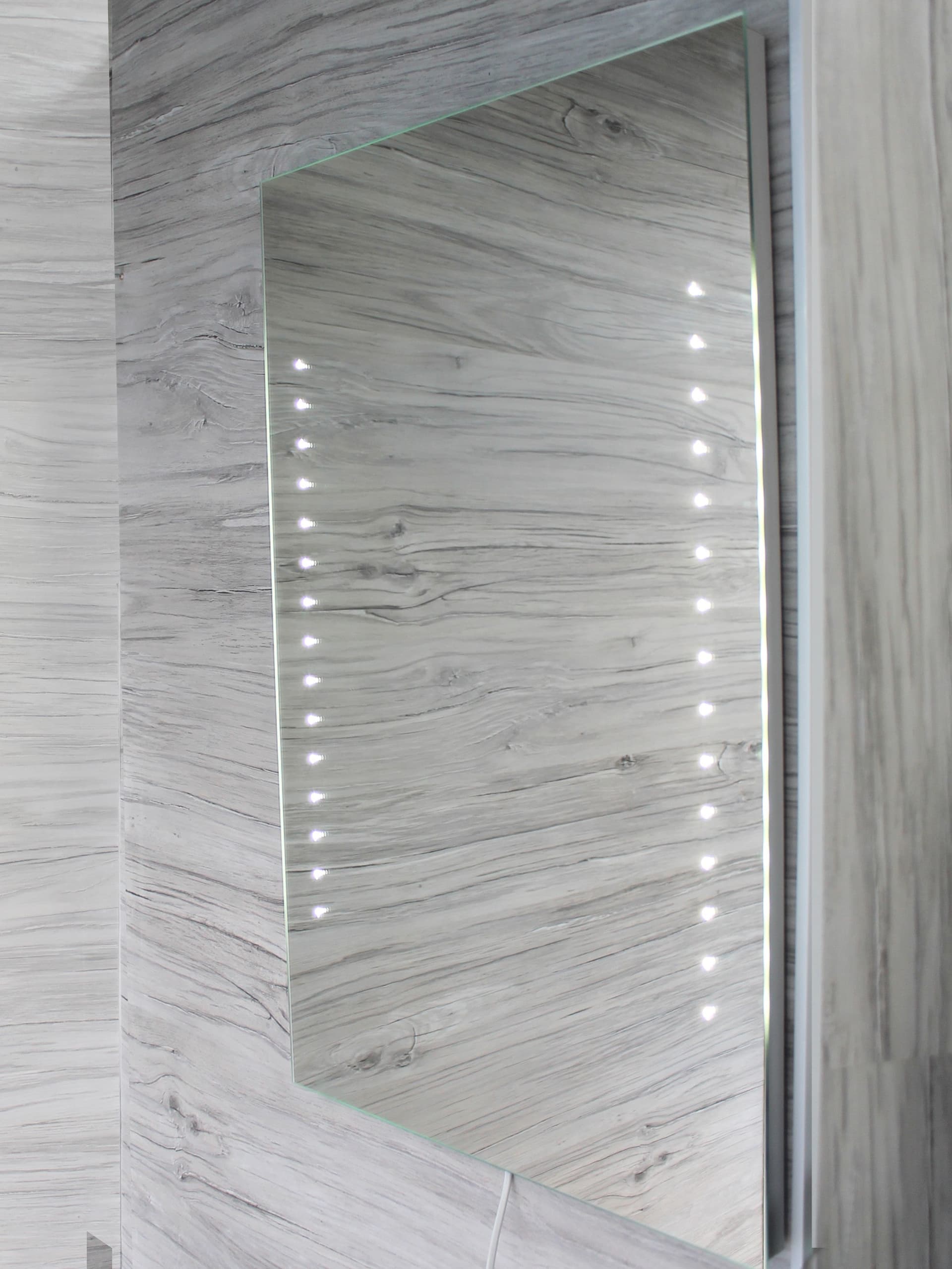 Specchio a led bagno 60x80 con led integrato in Specchi da parete Mondialshop - Parabiago, commercioVirtuoso.it