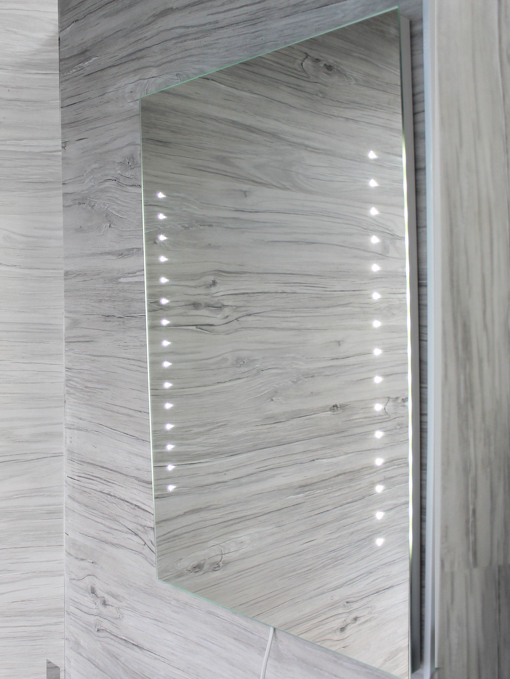 Specchio a led bagno 60x80 con led integrato in Specchi da parete Mondialshop - Parabiago, commercioVirtuoso.it
