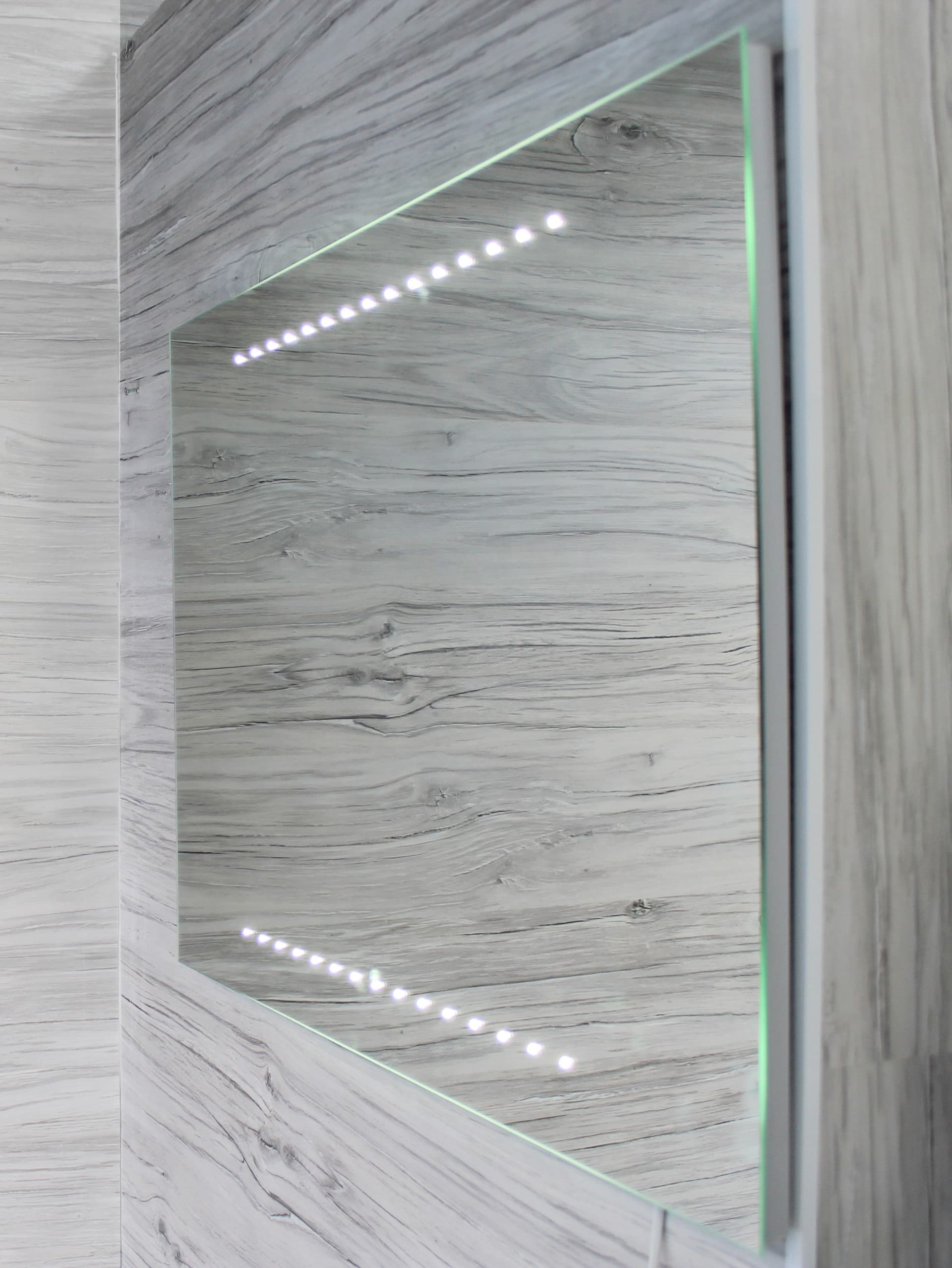 Specchio a led bagno 60x80 con led integrato in Specchi da parete Mondialshop - Parabiago, commercioVirtuoso.it