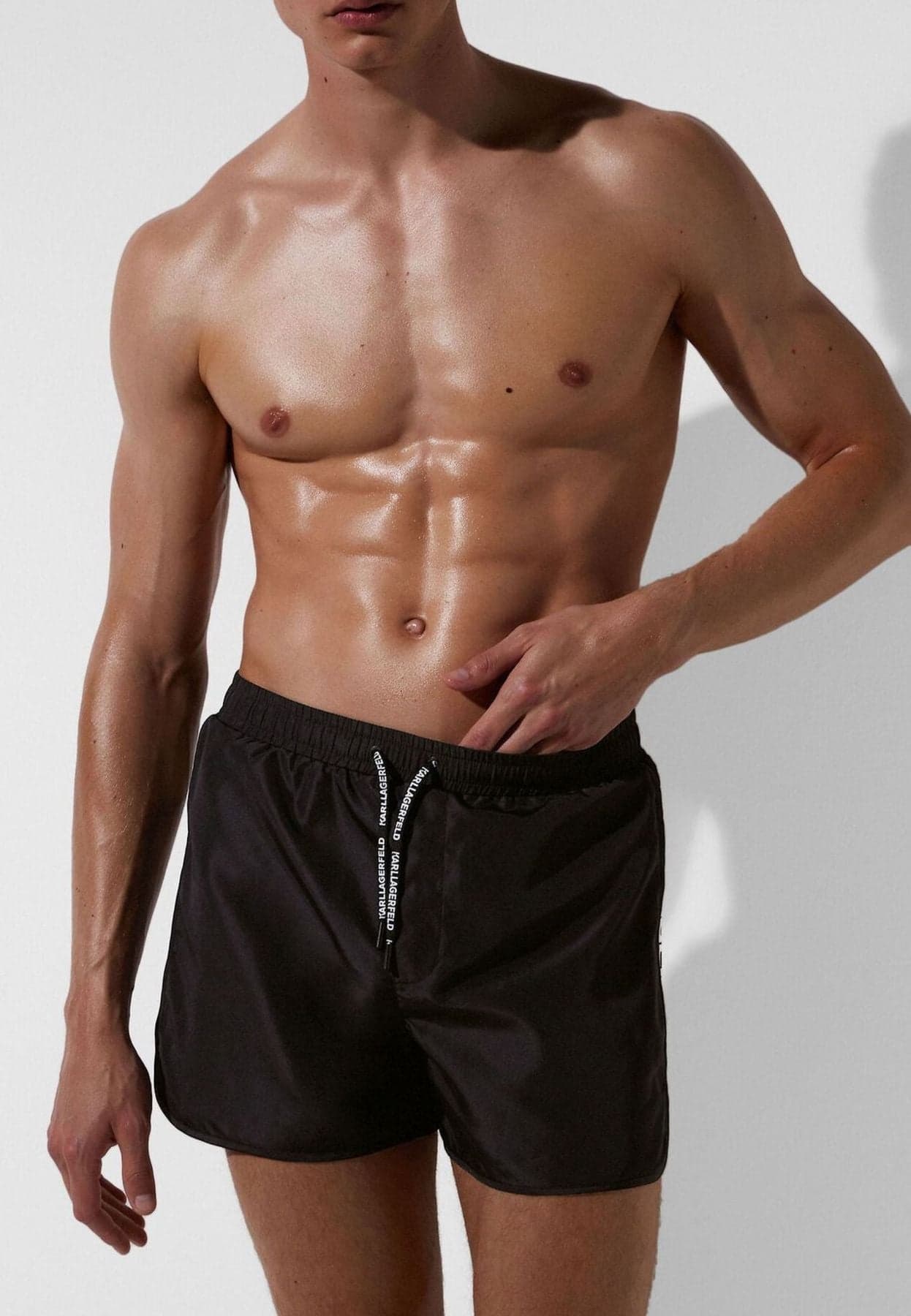 KARL LAGERFELD Costume da bagno TAPE SHORT BOARDSHORTS da uomo in Pantaloncini e calzoncini Drestige - Casamassima, commercioVirtuoso.it