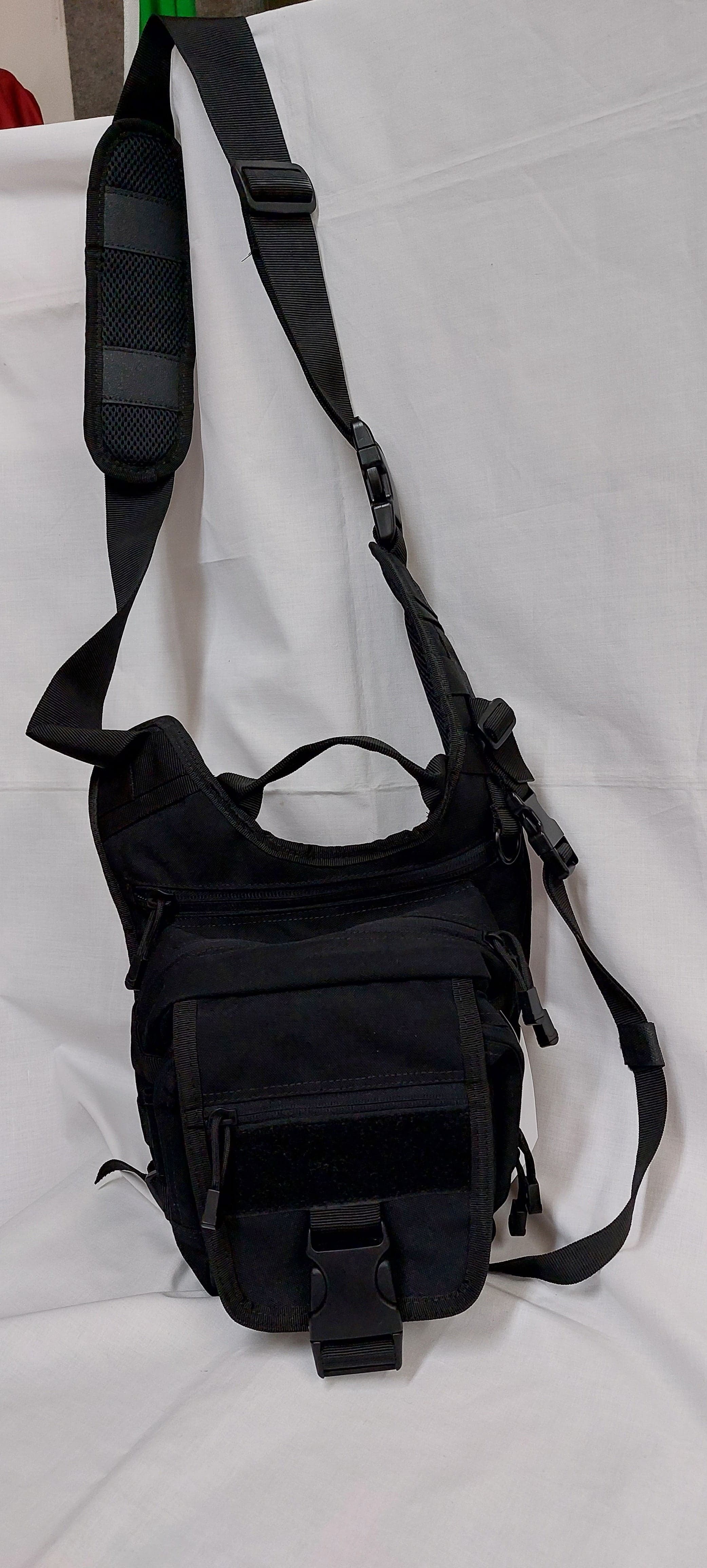Borsa monospalla nera o mimetica in Binocoli d'avvistamento Il Distintivo - Pesaro, commercioVirtuoso.it