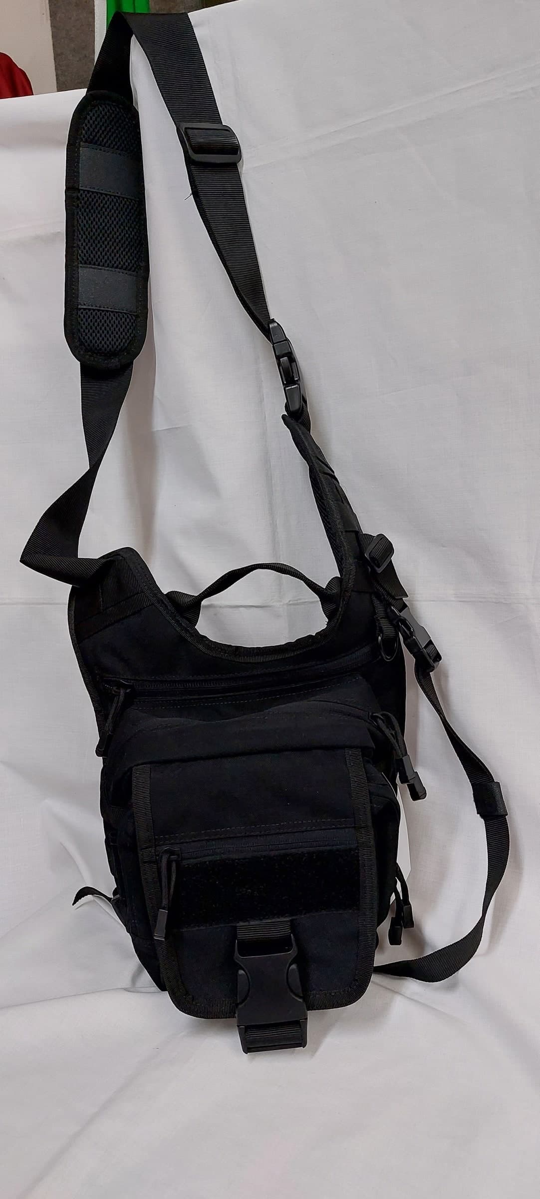Borsa monospalla nera o mimetica in Binocoli d'avvistamento Il Distintivo - Pesaro, commercioVirtuoso.it
