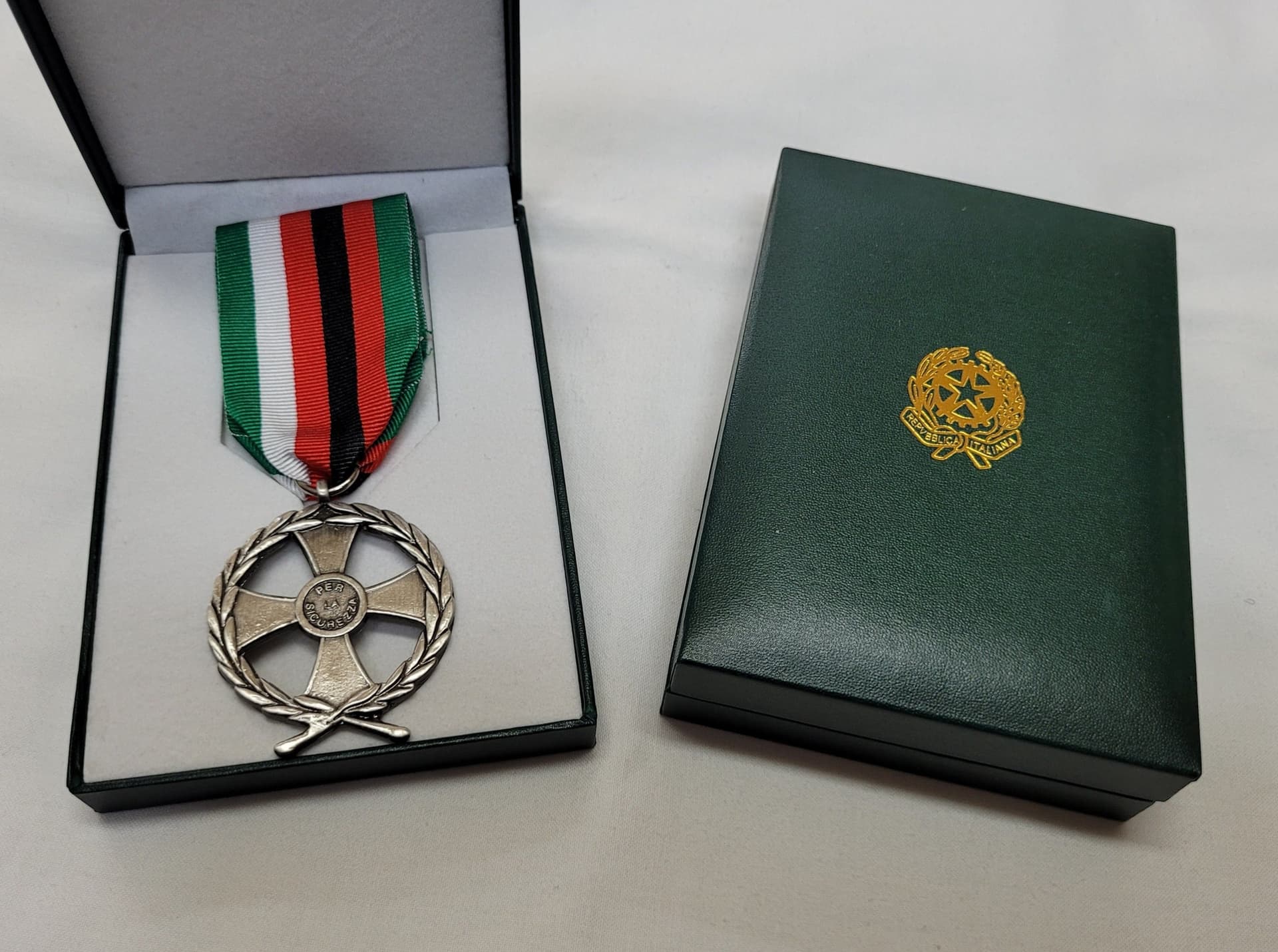 Medaglia Afghanistan per la Sicurezza con scatola Repubblica in Medaglie Il Distintivo - Pesaro, commercioVirtuoso.it